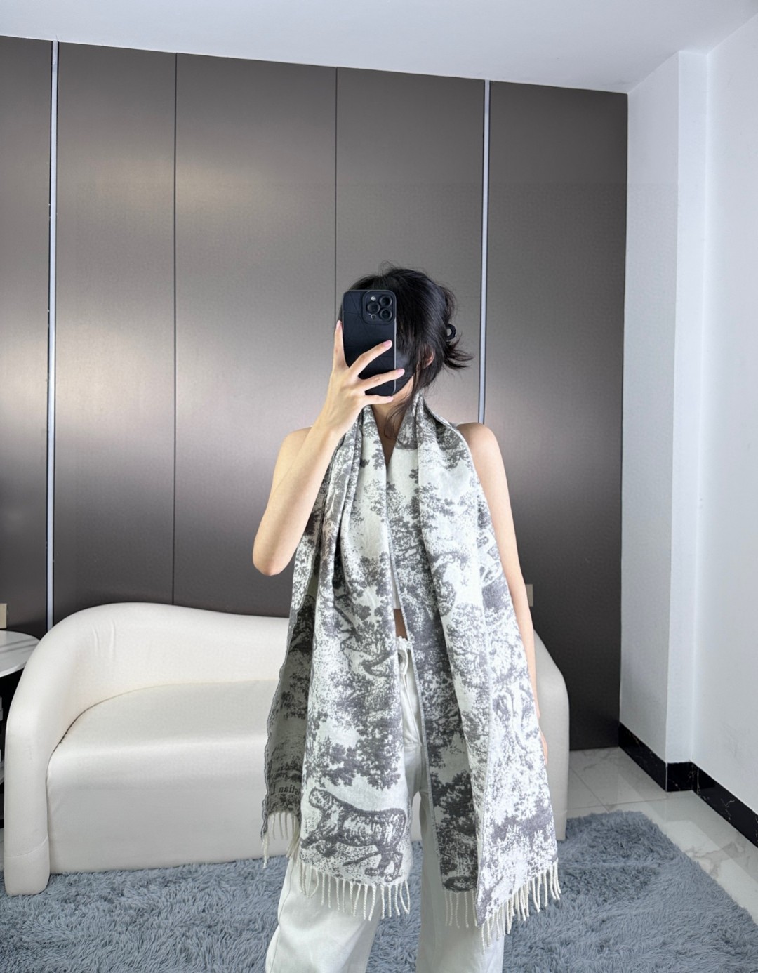 NO:603167,New. The latest Dior model from 5 years has arrived!  This Sauvage scarf is a new take on a classic Dior pattern. Crafted from a blend of cashmere and wool, it features fringed trim and the Christian Dior signature. Long enough to tie around the neck or draped over the shoulders. Navy Sauvage print Christian Dior signature fringed trim 59 cashmere, 41 wool Made in Italy tall scarf, tall scarf, dior, dior19860909上新.5年迪奥最新款到货！ 这款Sauvage 茹伊印花围巾全新演绎 Dior 经典图案.采用山羊绒和羊毛混纺面料精心制作,饰以流苏饰边和 Christian Dior 标志.长款设计,可系在颈部或披在肩部. 海军蓝色 Sauvage 茹伊印花图案 Christian Dior 标志 流苏饰边 59 山羊绒,41 羊毛 意大利制造高版本围巾,高版本围巾,dior,dior,scarf