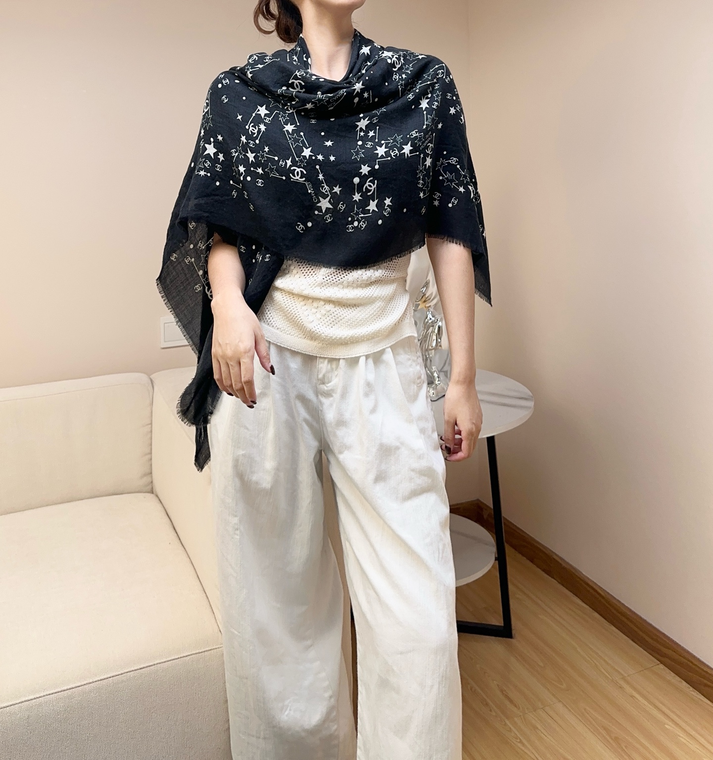 🉐️230
𝑪𝒉𝒂𝒏𝒆𝒍 • 25𝑪《星星物语》方巾
Size：140x140cm 100%羊绒
轻盈柔软，亲肤舒适，四季皆宜。精致手工拆须，致意品牌经典符号✨双C标志与星星元素，犹如跳跃的音符，充满梦幻与灵动感，赋予了披肩独🉐的时尚魅力。无论是作为围巾还是披肩，都非常百搭，日常通勤或休闲穿搭，既能提升整体造型的质感，又能为佩戴者增添一份优雅与浪漫。这款披肩不仅是时尚的象征，更是实用性与美感的完美结合，守护着每个少女心中的梦幻与温柔。
