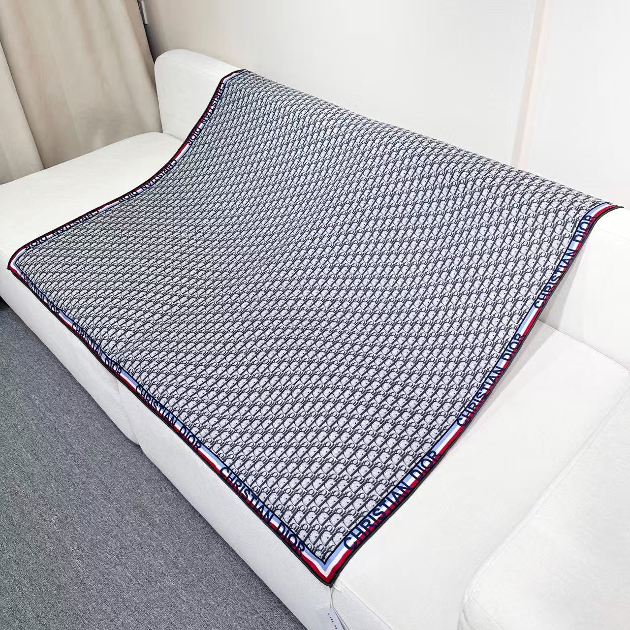 Dior最最新的专柜主打款【D边框老花140】 💟 度假及日常都非常好搭配的款😍订单私流 】一看到就想去