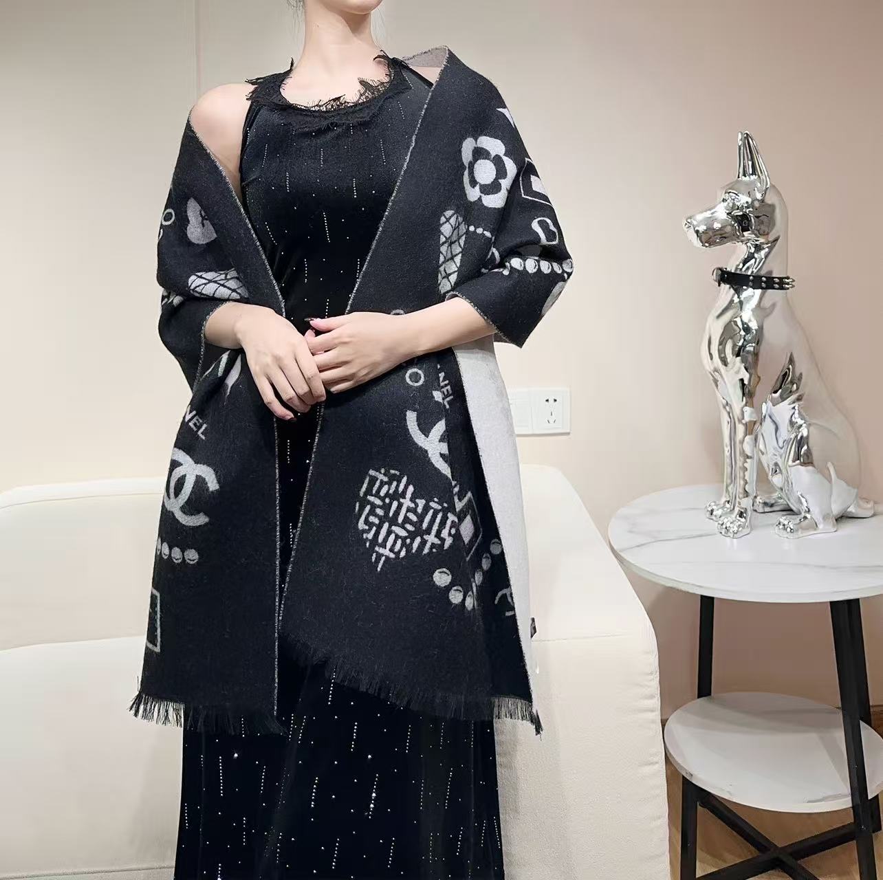 P210  🆕Chanel 25B珍珠coco
50*200cm.100%山羊绒
精选顶级山羊绒/绵羊毛/桑蚕丝，融合精湛工艺。触感细腻柔滑，轻盈无负重感，给予颈间云端般的温暖与亲肤体验，诠释何为“ wearable luxury ”（可穿戴的奢华）。一身简单的穿搭，会因为一条对的围巾而变得不简单。轻松，惬意，又自带精致滤镜。