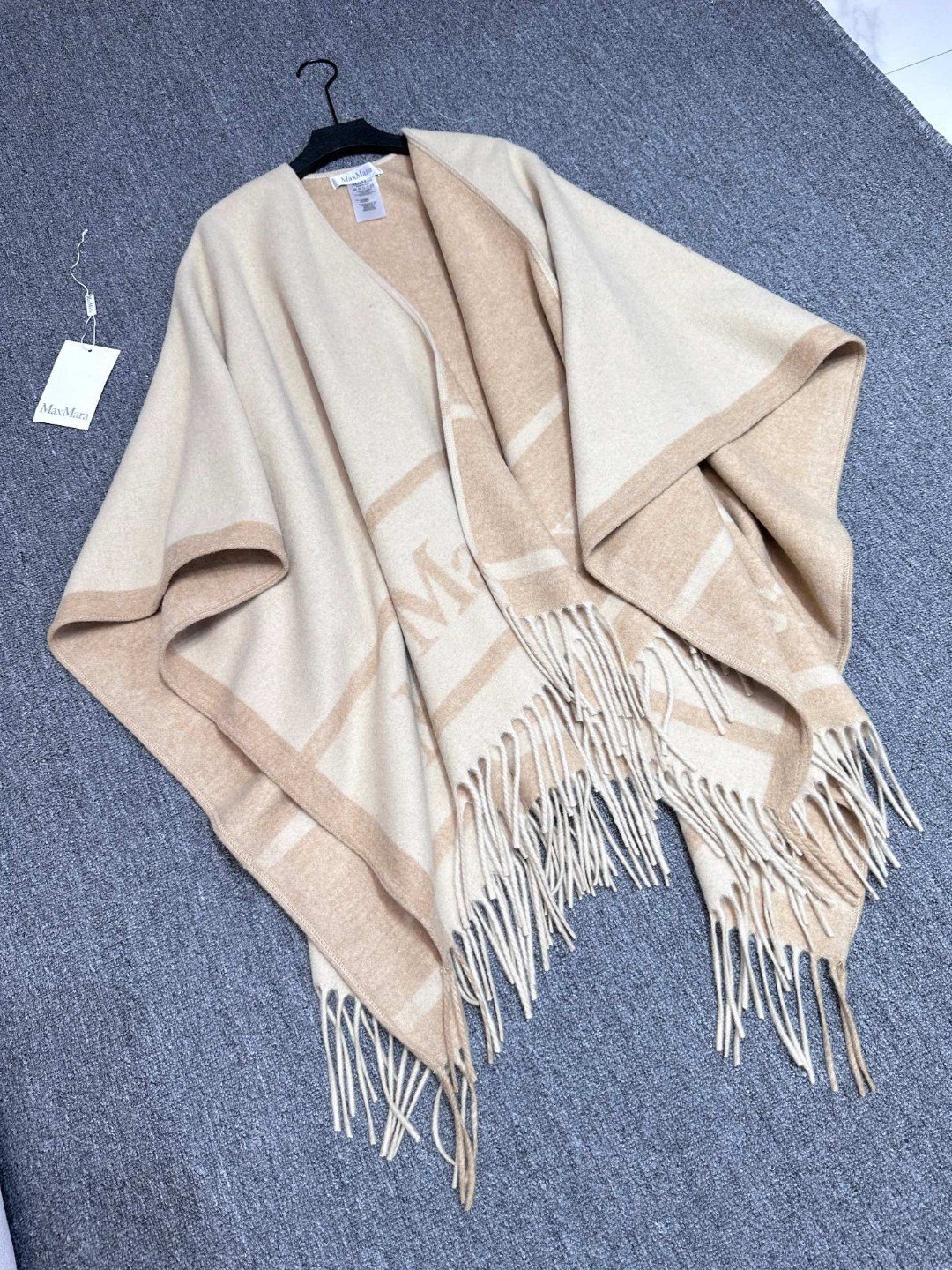 𝐌𝐚𝐱 𝐦𝐚𝐫𝐚 双面斗篷‼️原单品质牛货,气质的没有争议‼️本年度最in的走秀斗篷🤙🏻百搭的无敌的那种