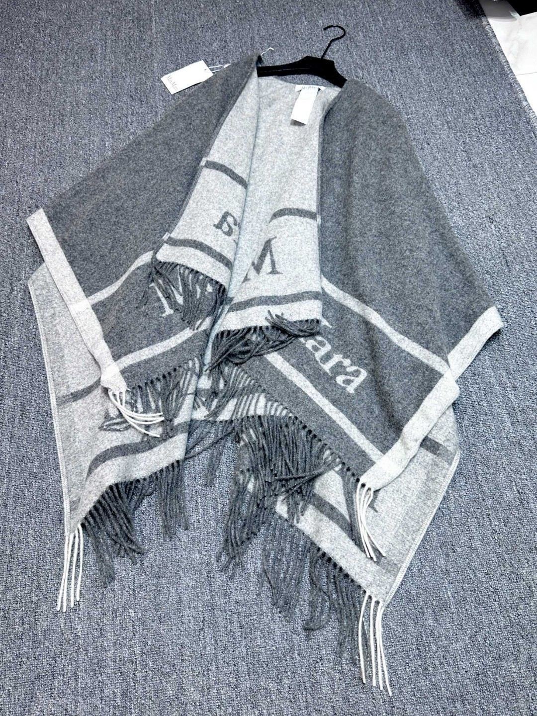 𝐌𝐚𝐱 𝐦𝐚𝐫𝐚 双面斗篷‼️原单品质牛货,气质的没有争议‼️本年度最in的走秀斗篷🤙🏻百搭的无敌的那种