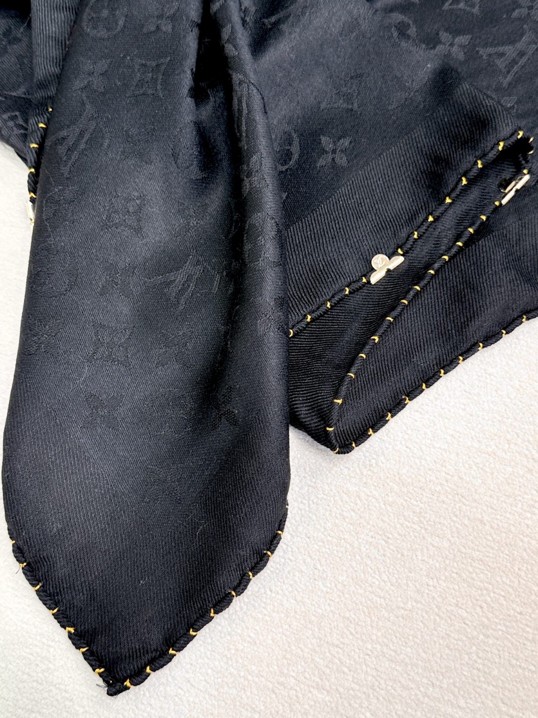 【▪️最牛版🐮❗️精致重磅！！！细节感真心牛！】LV专柜限量金属老花饰扣，纯手工金线卷边披肩！！这个卷边