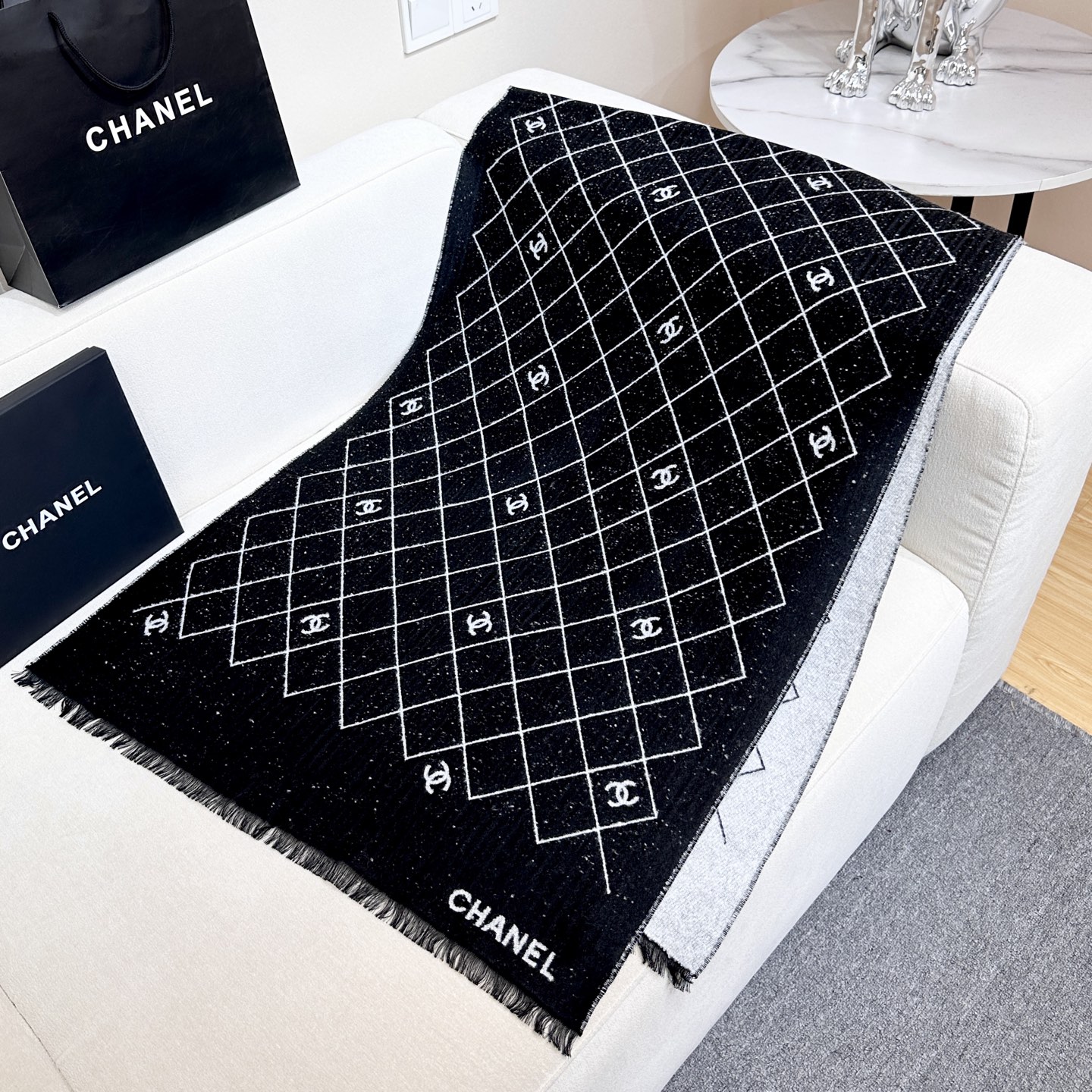 CHANEL 25A 爆款披肩！超美🫐全网都在抢！融合了经典菱格图案与双C Logo字母元素，采用双面提