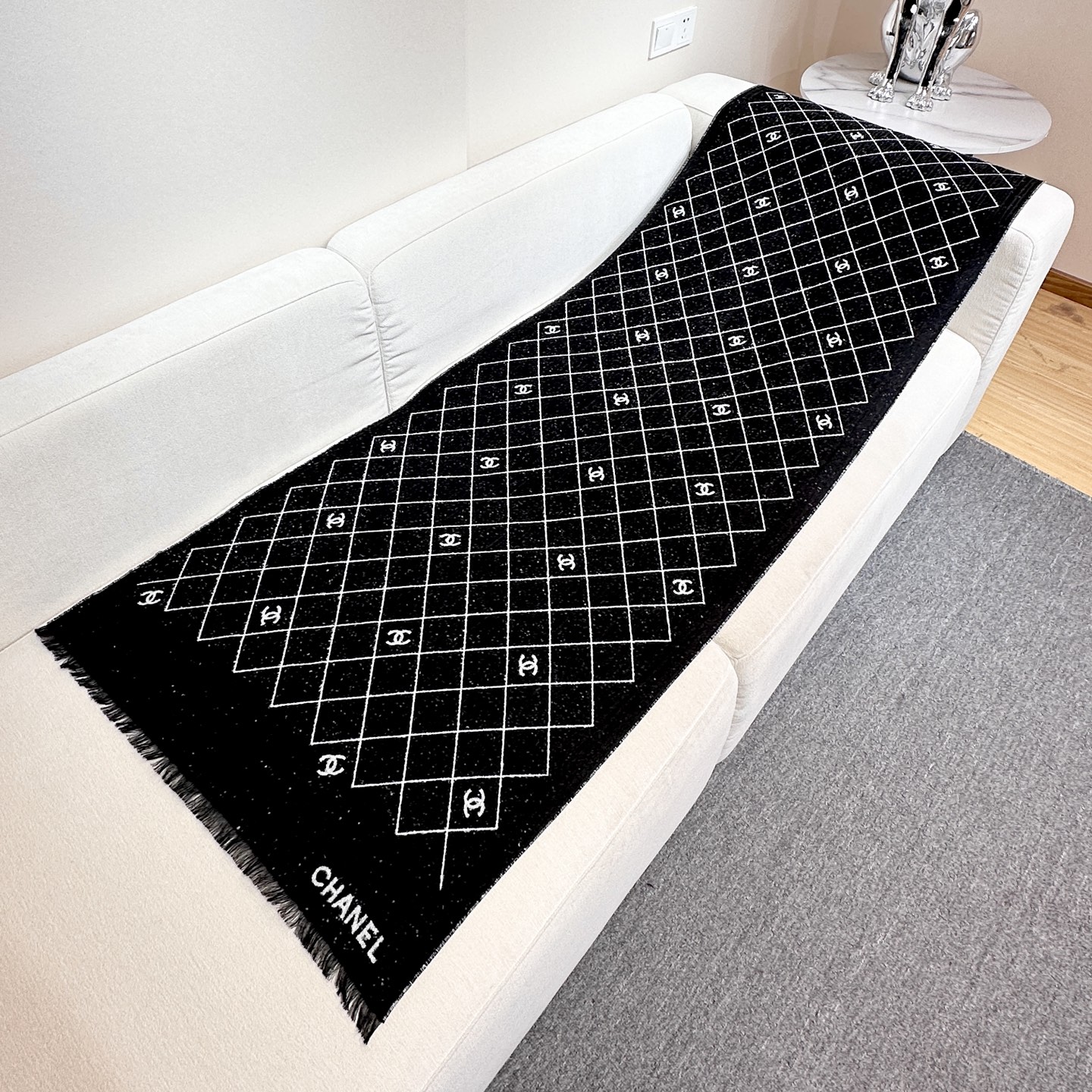 CHANEL 25A 爆款披肩！超美🫐全网都在抢！融合了经典菱格图案与双C Logo字母元素，采用双面提