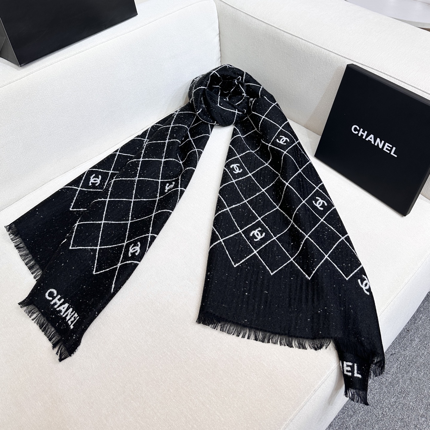 CHANEL 25A 爆款披肩！超美🫐全网都在抢！融合了经典菱格图案与双C Logo字母元素，采用双面提