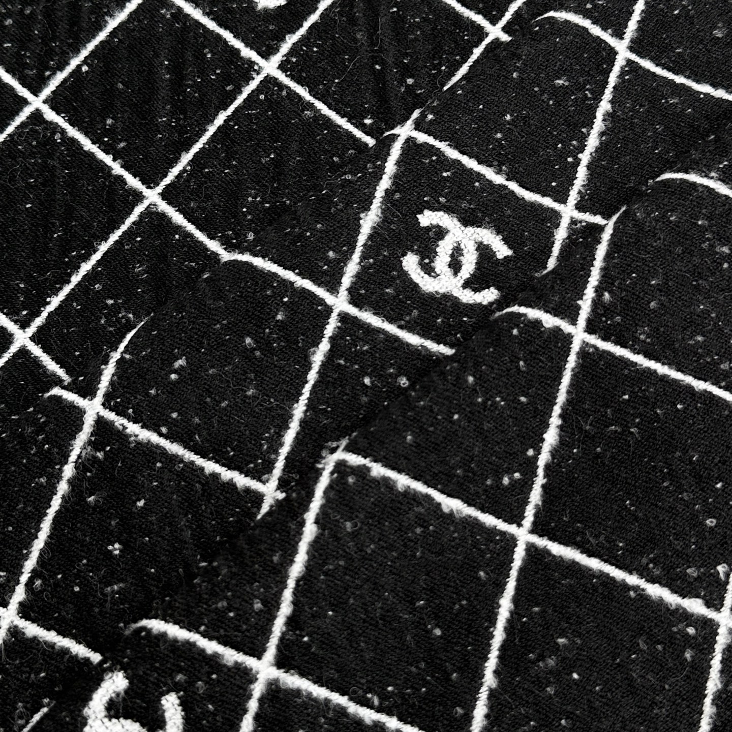 CHANEL 25A 爆款披肩！超美🫐全网都在抢！融合了经典菱格图案与双C Logo字母元素，采用双面提