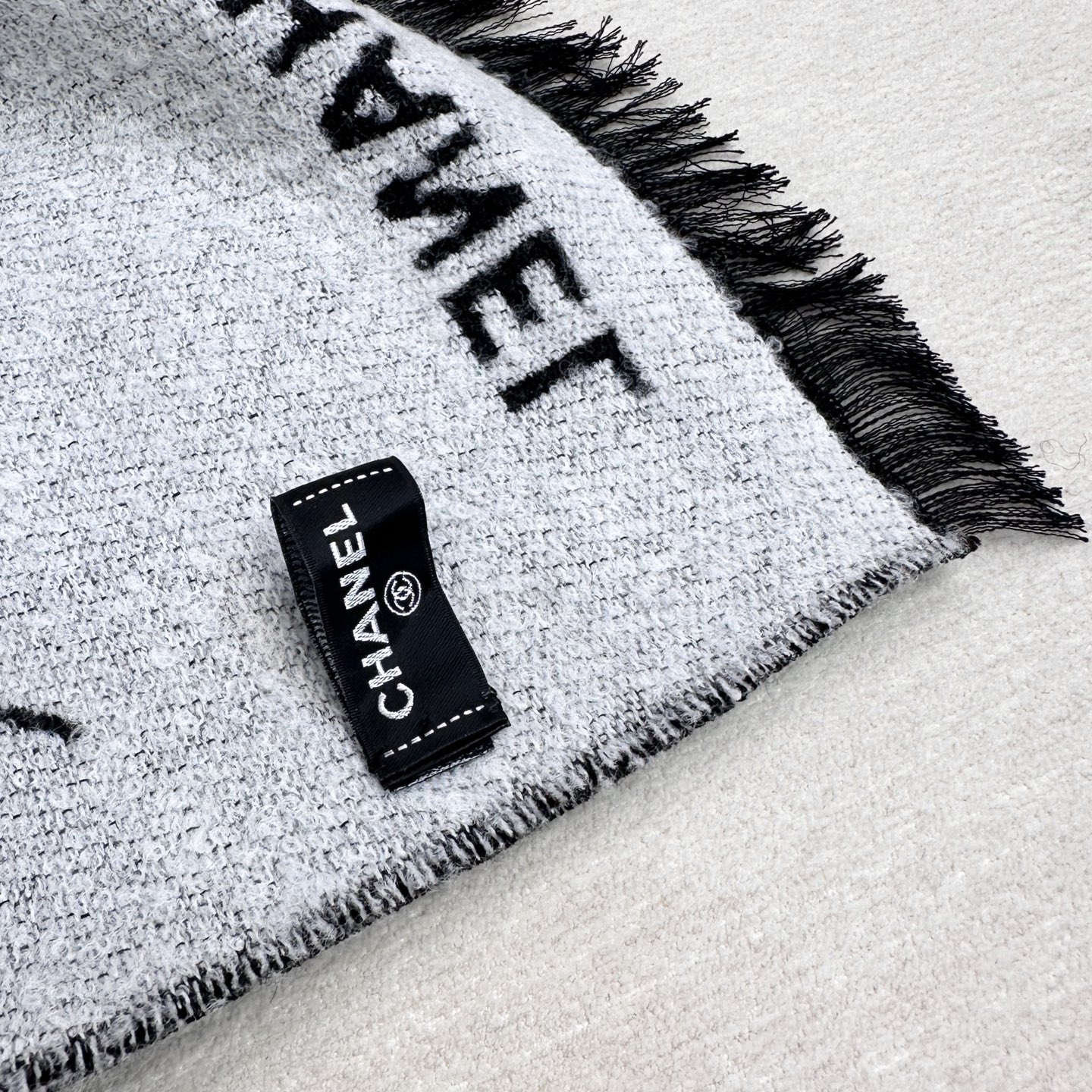 CHANEL 25A 爆款披肩！超美🫐全网都在抢！融合了经典菱格图案与双C Logo字母元素，采用双面提