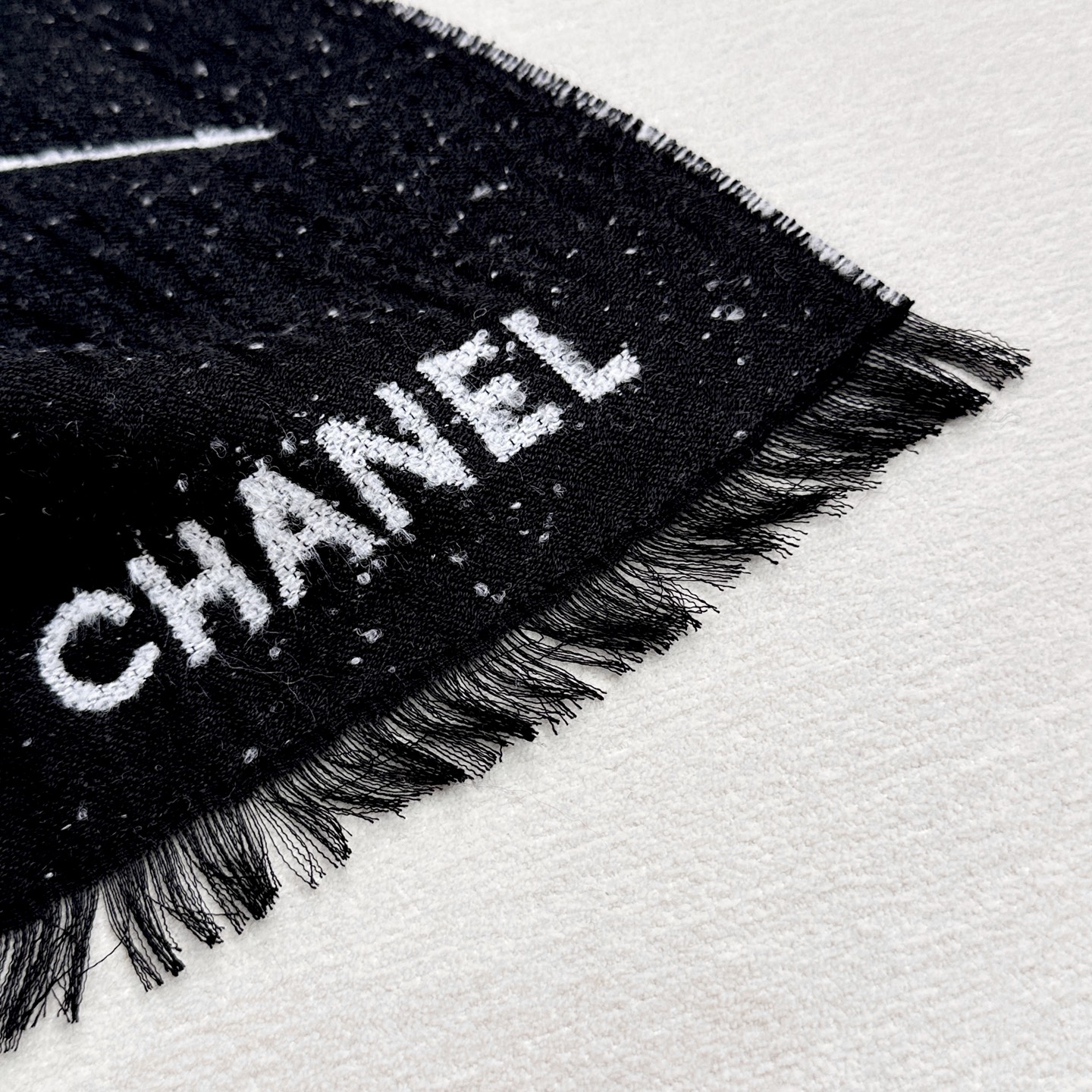 CHANEL 25A 爆款披肩！超美🫐全网都在抢！融合了经典菱格图案与双C Logo字母元素，采用双面提