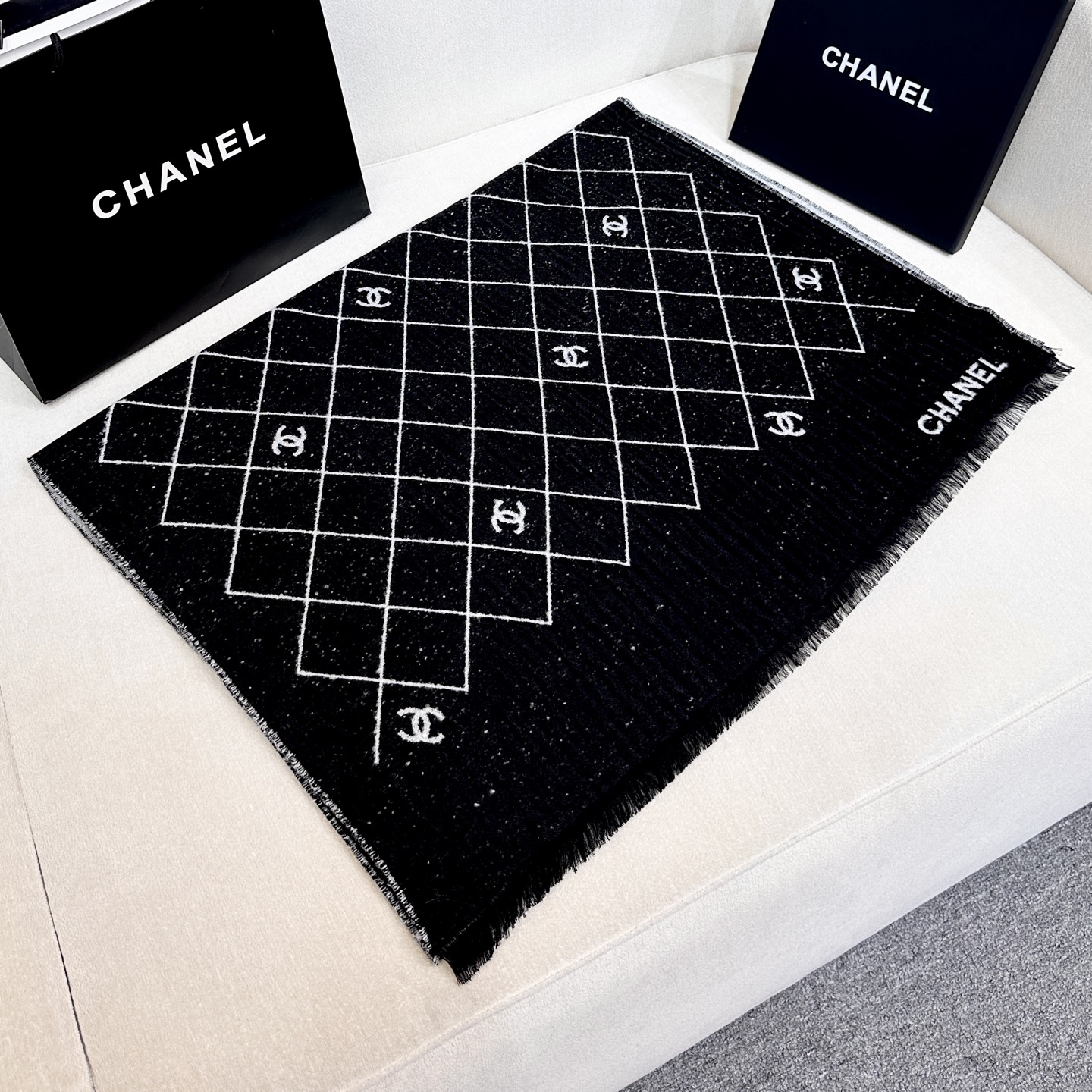 CHANEL 25A 爆款披肩！超美🫐全网都在抢！融合了经典菱格图案与双C Logo字母元素，采用双面提