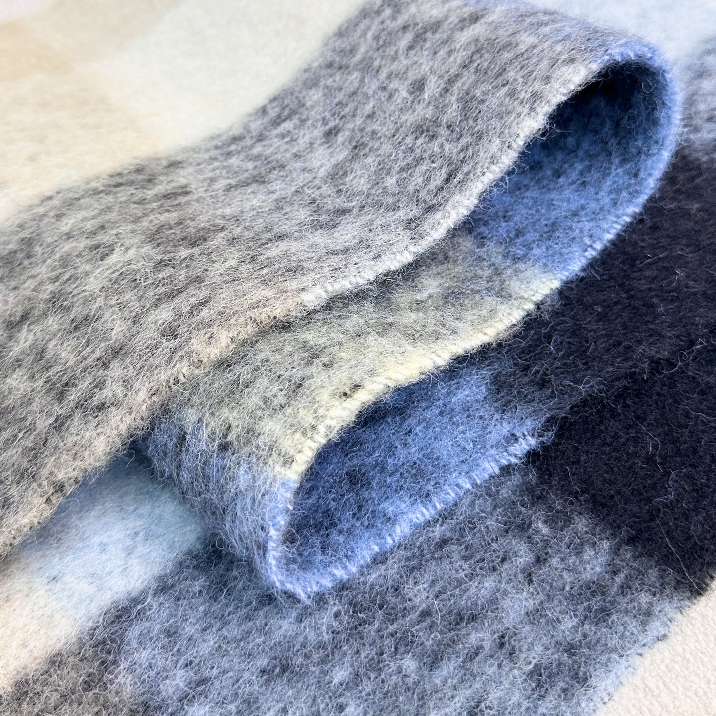 2025年爆款到货！✔️原厂原单，ACNE新款羊驼毛➕马海毛彩虹围巾，斯德哥尔摩的温暖色彩！第一眼便爱上