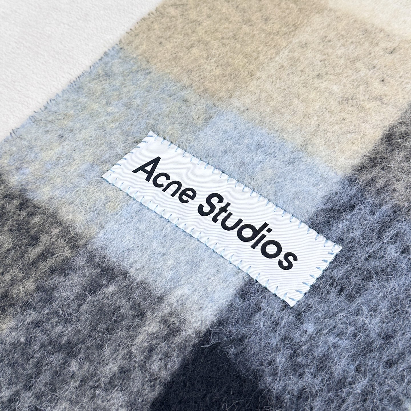 2025年爆款到货！✔️原厂原单，ACNE新款羊驼毛➕马海毛彩虹围巾，斯德哥尔摩的温暖色彩！第一眼便爱上