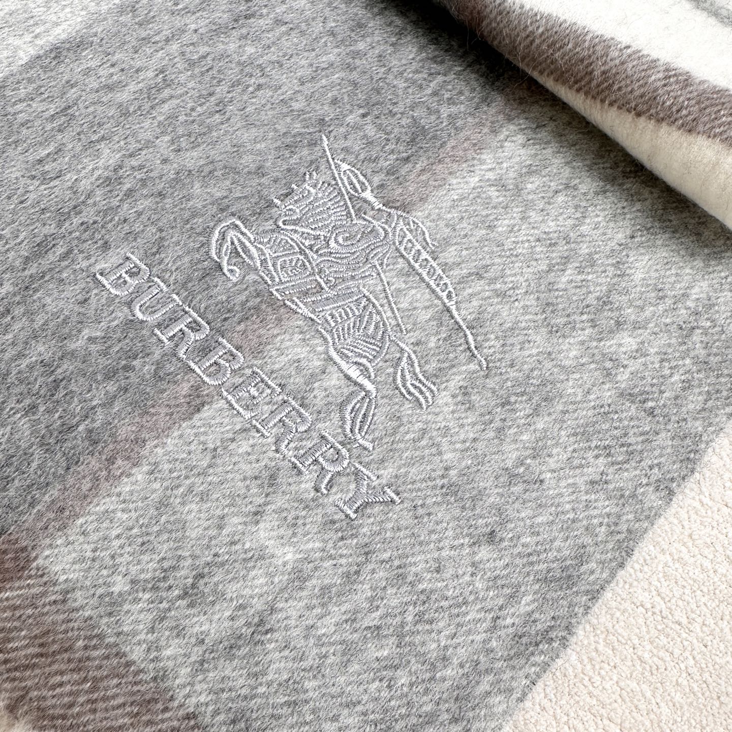 Burberry 新款到 百分之百山羊绒 2025年巴宝利难得的高端男款 非常正的男士围巾~面料大爱