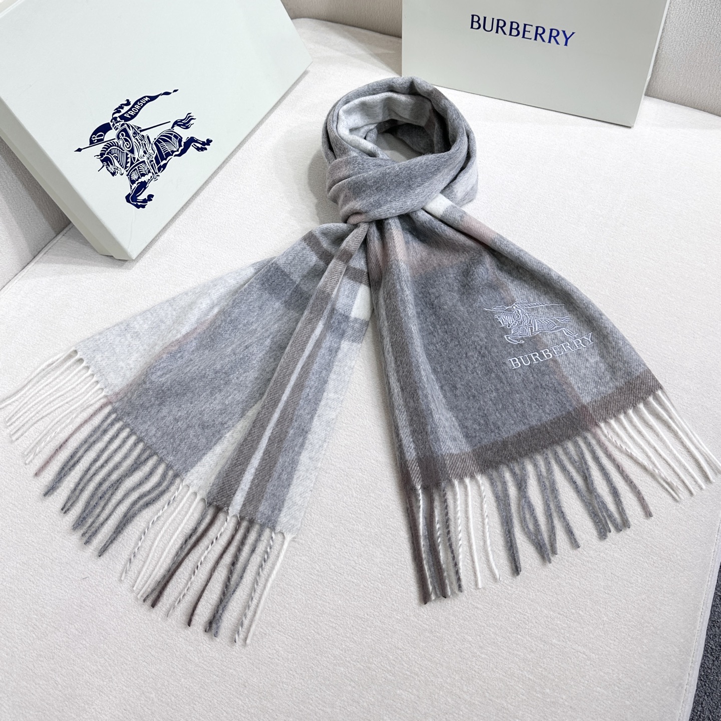 Burberry 新款到 百分之百山羊绒 2025年巴宝利难得的高端男款 非常正的男士围巾~面料大爱