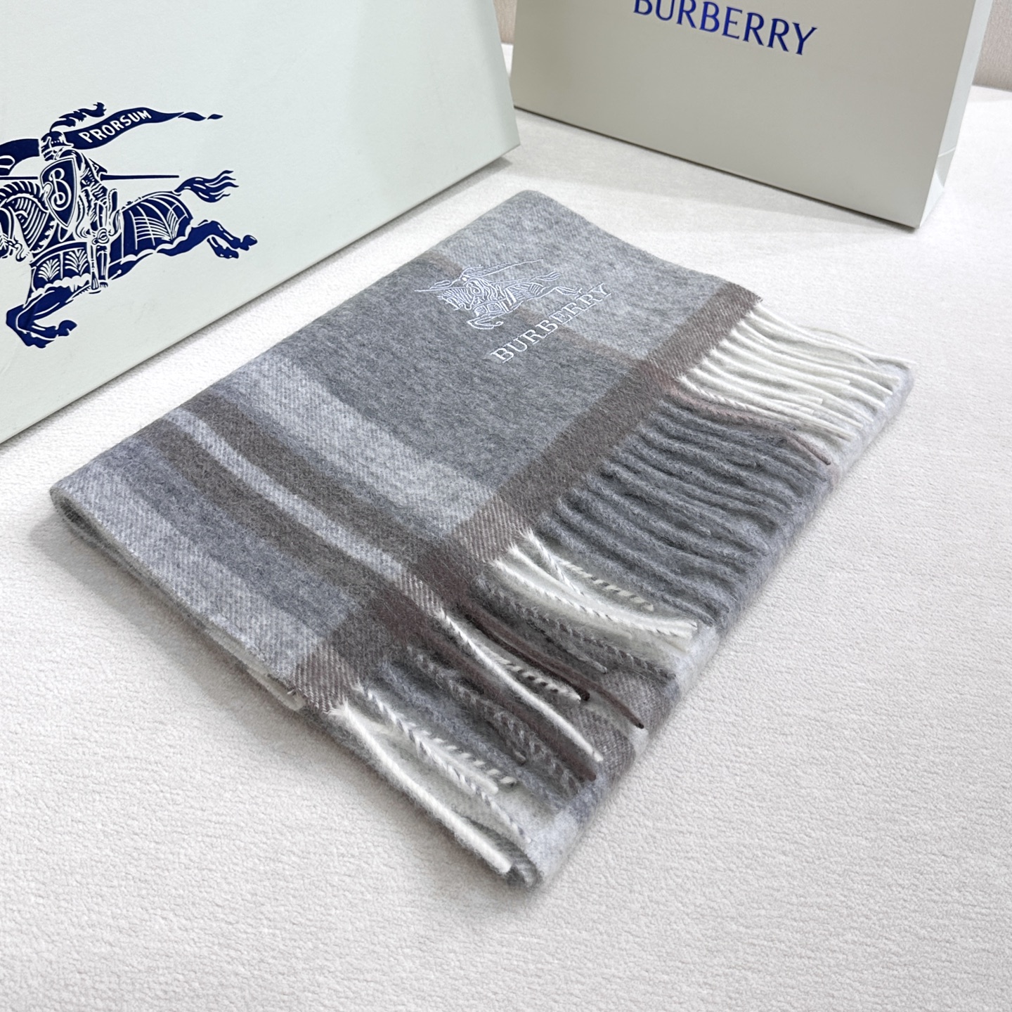 Burberry 新款到 百分之百山羊绒 2025年巴宝利难得的高端男款 非常正的男士围巾~面料大爱