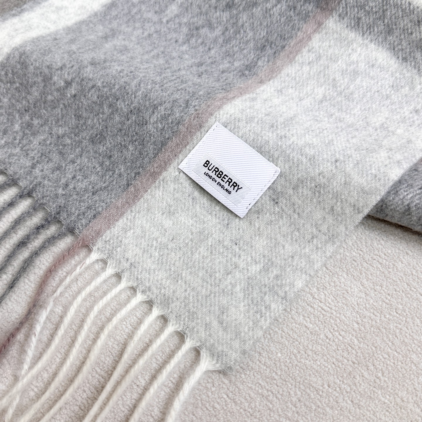 Burberry 新款到 百分之百山羊绒 2025年巴宝利难得的高端男款 非常正的男士围巾~面料大爱