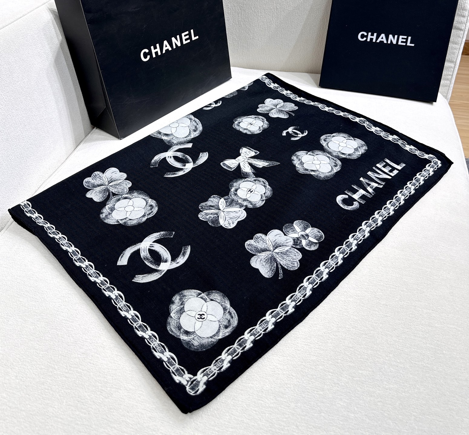 P205 💞小香【山茶花长围巾】~超级抬气色!高级女人味!羊绒围巾也能这么美!!!这款双面花卉羊绒围巾真的好高级!香奶奶家招牌的花卉花色搭配服饰很显品味!!招牌山茶花与双C字母元素的新融合,奢华优雅感,薄薄的羊绒手感,双面印花的设计真的很赞!春夏搭配白衬衫更是又气质又时髦,秋冬搭配大衣超级显品味,懂得搭配的姐妹一定要入手!!柔软软糯顺滑!赋予了围巾非常容易造型,非常重磅奢华的设计,上身却别样衬得人高贵气质!简单的打底配此款围巾,简单的搭配却给人非常舒适有品味的大牌感…推荐!!尺寸规格:60*180cm双面印染工艺羊绒长巾