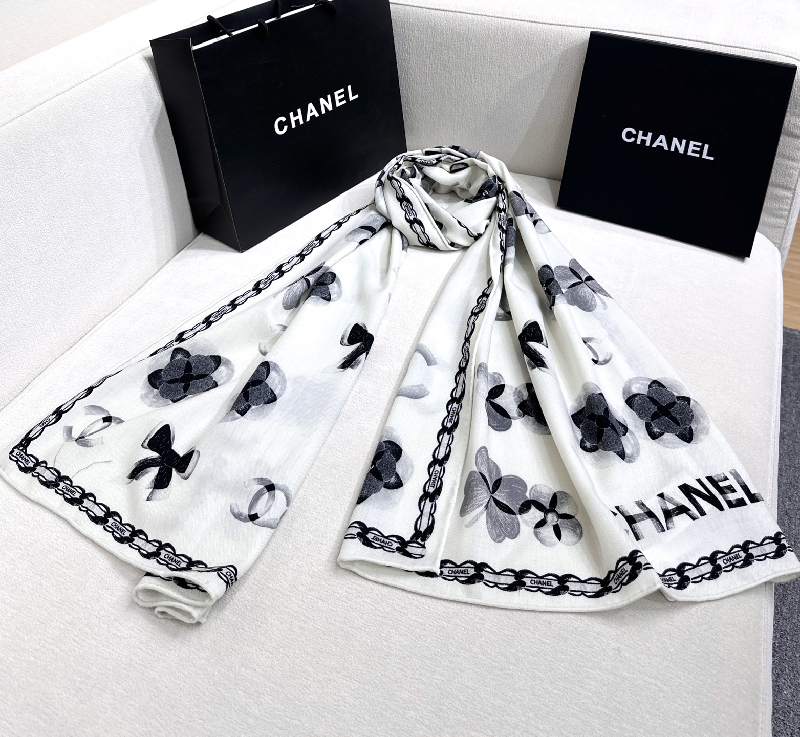 P205 💞小香【山茶花长围巾】~超级抬气色!高级女人味!羊绒围巾也能这么美!!!这款双面花卉羊绒围巾真的好高级!香奶奶家招牌的花卉花色搭配服饰很显品味!!招牌山茶花与双C字母元素的新融合,奢华优雅感,薄薄的羊绒手感,双面印花的设计真的很赞!春夏搭配白衬衫更是又气质又时髦,秋冬搭配大衣超级显品味,懂得搭配的姐妹一定要入手!!柔软软糯顺滑!赋予了围巾非常容易造型,非常重磅奢华的设计,上身却别样衬得人高贵气质!简单的打底配此款围巾,简单的搭配却给人非常舒适有品味的大牌感…推荐!!尺寸规格:60*180cm双面印染工艺羊绒长巾