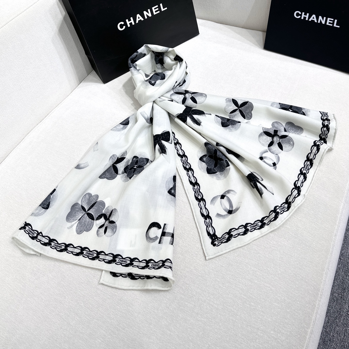 P205 💞小香【山茶花长围巾】~超级抬气色!高级女人味!羊绒围巾也能这么美!!!这款双面花卉羊绒围巾真的好高级!香奶奶家招牌的花卉花色搭配服饰很显品味!!招牌山茶花与双C字母元素的新融合,奢华优雅感,薄薄的羊绒手感,双面印花的设计真的很赞!春夏搭配白衬衫更是又气质又时髦,秋冬搭配大衣超级显品味,懂得搭配的姐妹一定要入手!!柔软软糯顺滑!赋予了围巾非常容易造型,非常重磅奢华的设计,上身却别样衬得人高贵气质!简单的打底配此款围巾,简单的搭配却给人非常舒适有品味的大牌感…推荐!!尺寸规格:60*180cm双面印染工艺羊绒长巾