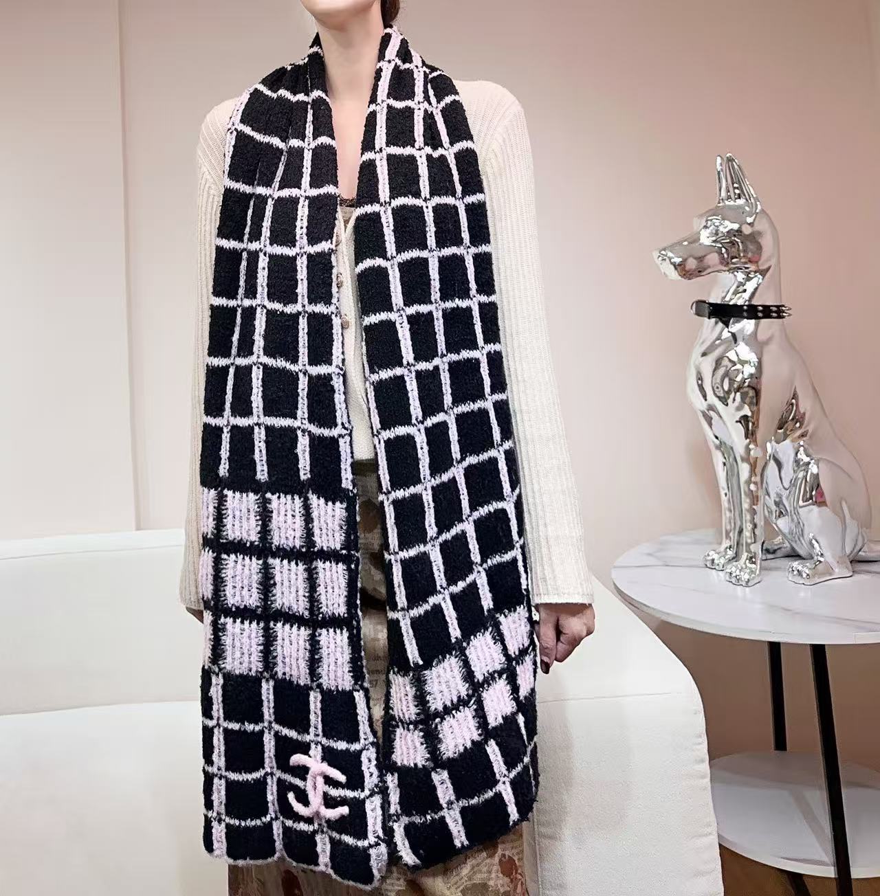 P135 新款Chanel · 香奈儿难得一见的针织单品,温柔配色,超级迷恋❗️气质低调恬静又不失优雅❗️】重点推荐❗️一秒心动啊!!!高级,奢华!永恒!不是那种过眼云烟的款式!!!最大化提升的衣品!Chanel今年新出的配色针织羊绒围巾,太好看了,会搭配的姐妹一定懂,这样的设计在秋冬季穿搭上很能提升造型气场❗️无可挑剔,无论完,美身材,气质,这种设计,是快速也是最大化提升衣品的利器❗️size:30*180cm