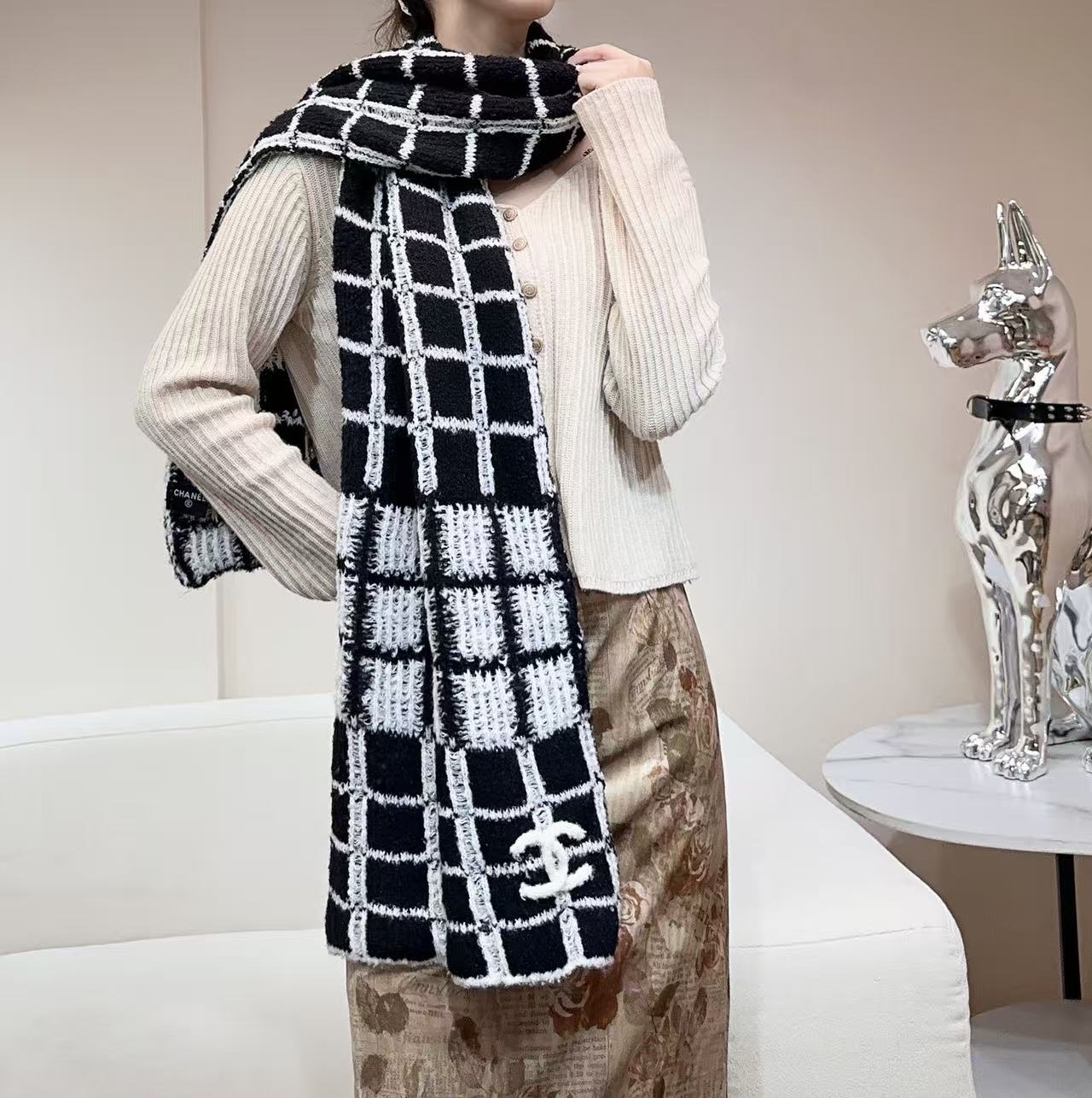 P135 新款Chanel · 香奈儿难得一见的针织单品,温柔配色,超级迷恋❗️气质低调恬静又不失优雅❗️】重点推荐❗️一秒心动啊!!!高级,奢华!永恒!不是那种过眼云烟的款式!!!最大化提升的衣品!Chanel今年新出的配色针织羊绒围巾,太好看了,会搭配的姐妹一定懂,这样的设计在秋冬季穿搭上很能提升造型气场❗️无可挑剔,无论完,美身材,气质,这种设计,是快速也是最大化提升衣品的利器❗️size:30*180cm