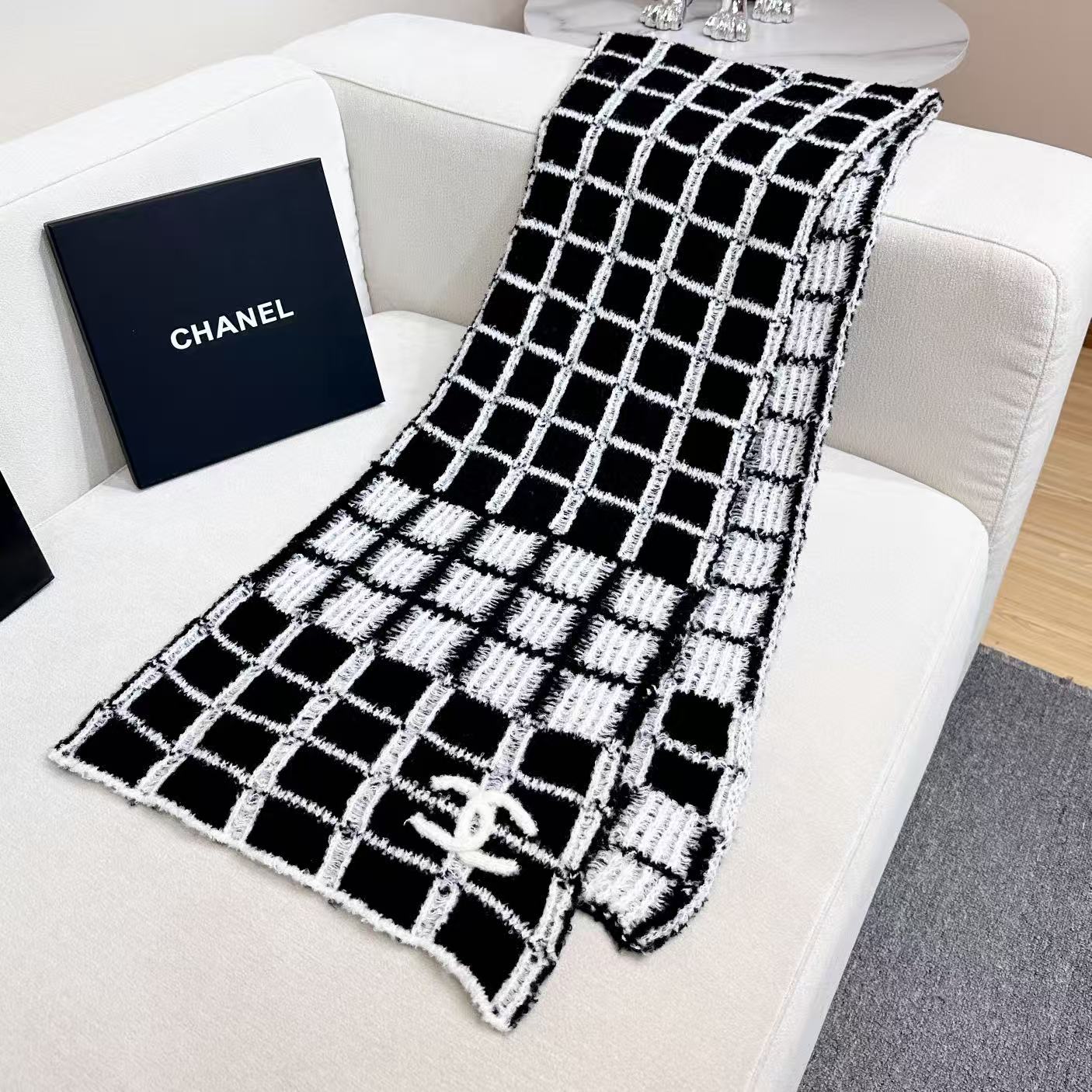 P135 新款Chanel · 香奈儿难得一见的针织单品,温柔配色,超级迷恋❗️气质低调恬静又不失优雅❗️】重点推荐❗️一秒心动啊!!!高级,奢华!永恒!不是那种过眼云烟的款式!!!最大化提升的衣品!Chanel今年新出的配色针织羊绒围巾,太好看了,会搭配的姐妹一定懂,这样的设计在秋冬季穿搭上很能提升造型气场❗️无可挑剔,无论完,美身材,气质,这种设计,是快速也是最大化提升衣品的利器❗️size:30*180cm