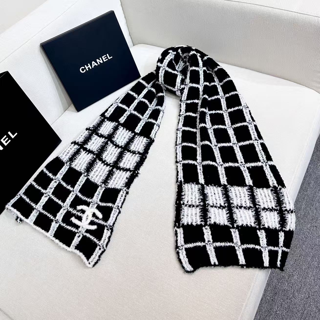 P135 新款Chanel · 香奈儿难得一见的针织单品,温柔配色,超级迷恋❗️气质低调恬静又不失优雅❗️】重点推荐❗️一秒心动啊!!!高级,奢华!永恒!不是那种过眼云烟的款式!!!最大化提升的衣品!Chanel今年新出的配色针织羊绒围巾,太好看了,会搭配的姐妹一定懂,这样的设计在秋冬季穿搭上很能提升造型气场❗️无可挑剔,无论完,美身材,气质,这种设计,是快速也是最大化提升衣品的利器❗️size:30*180cm