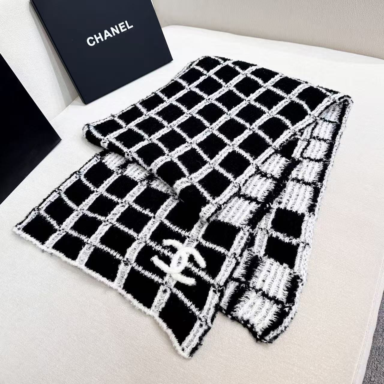 P135 新款Chanel · 香奈儿难得一见的针织单品,温柔配色,超级迷恋❗️气质低调恬静又不失优雅❗️】重点推荐❗️一秒心动啊!!!高级,奢华!永恒!不是那种过眼云烟的款式!!!最大化提升的衣品!Chanel今年新出的配色针织羊绒围巾,太好看了,会搭配的姐妹一定懂,这样的设计在秋冬季穿搭上很能提升造型气场❗️无可挑剔,无论完,美身材,气质,这种设计,是快速也是最大化提升衣品的利器❗️size:30*180cm