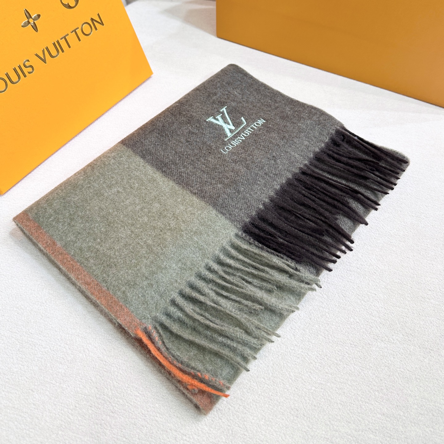 新款到❤️百分之百山羊绒！Lv难得的高端女款，非常正的男女士围巾~面料大爱，非常柔软细腻舒服‼大气简约，