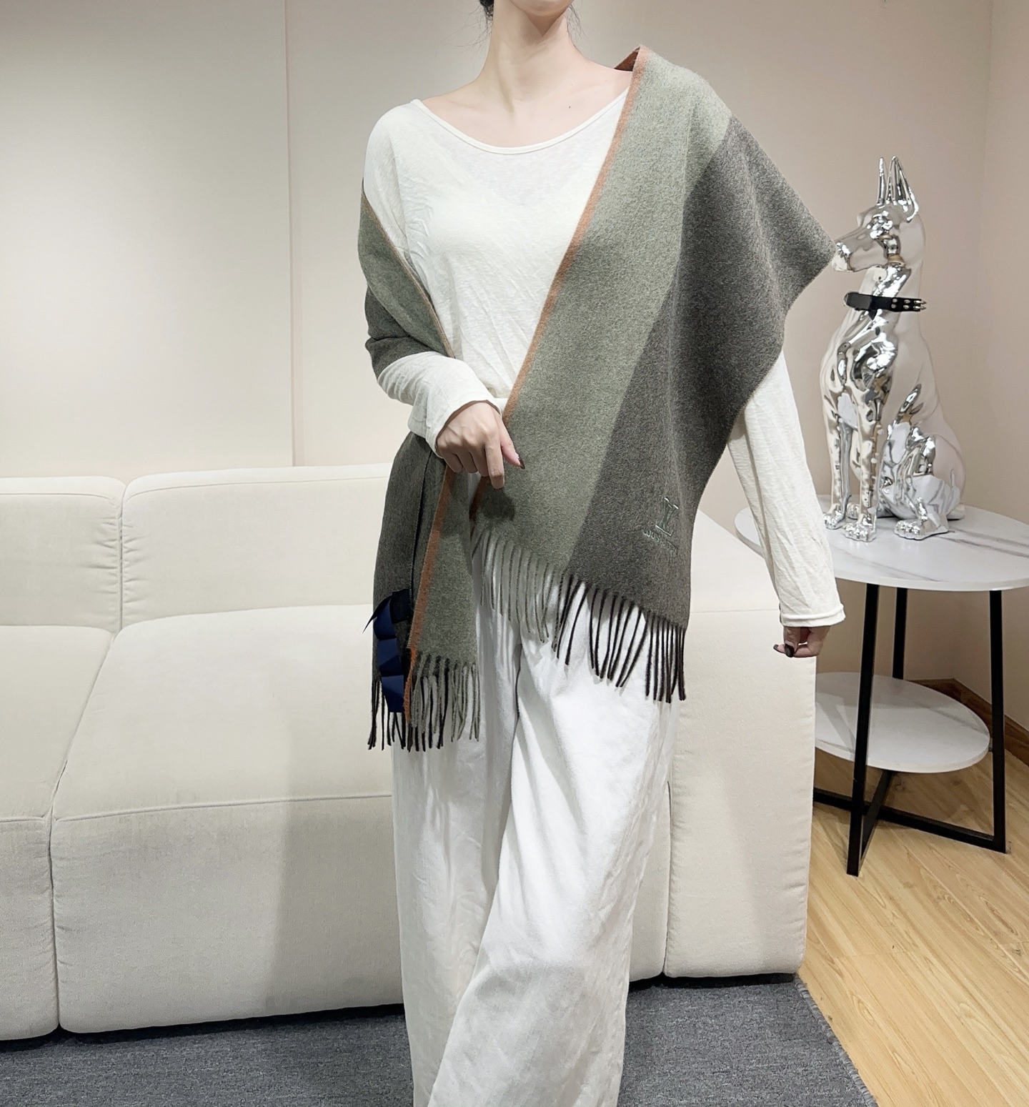 新款到❤️百分之百山羊绒！Lv难得的高端女款，非常正的男女士围巾~面料大爱，非常柔软细腻舒服‼大气简约，