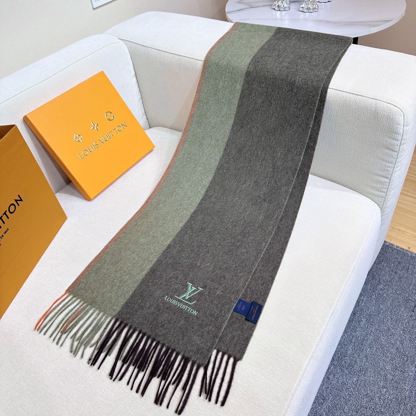新款到❤️百分之百山羊绒！Lv难得的高端女款，非常正的男女士围巾~面料大爱，非常柔软细腻舒服‼大气简约，