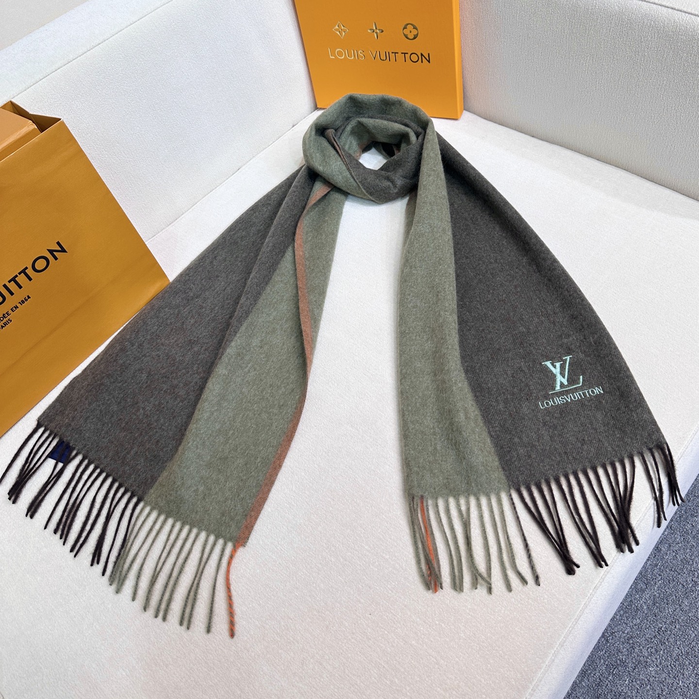 新款到❤️百分之百山羊绒！Lv难得的高端女款，非常正的男女士围巾~面料大爱，非常柔软细腻舒服‼大气简约，