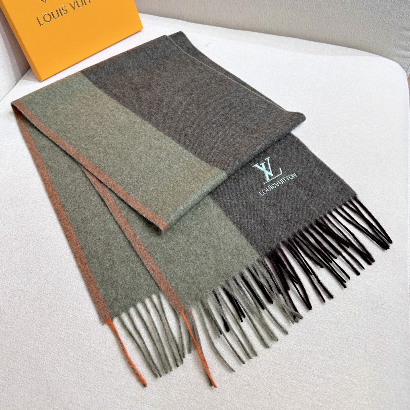 新款到❤️百分之百山羊绒！Lv难得的高端女款，非常正的男女士围巾~面料大爱，非常柔软细腻舒服‼大气简约，