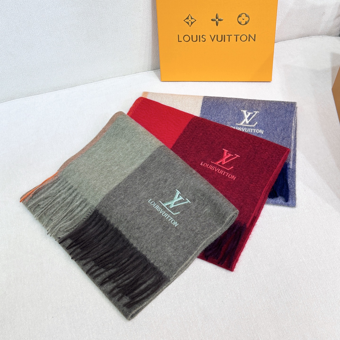 新款到❤️百分之百山羊绒！Lv难得的高端女款，非常正的男女士围巾~面料大爱，非常柔软细腻舒服‼大气简约，