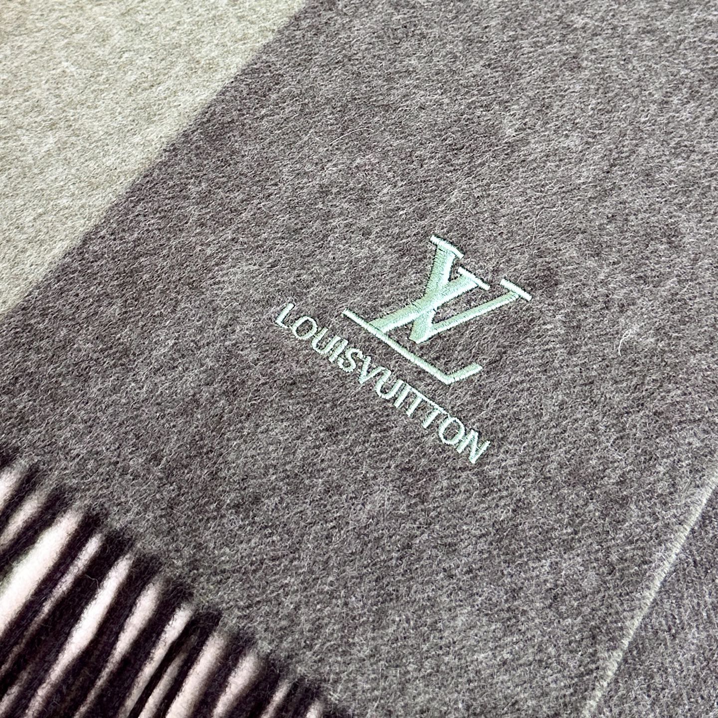 新款到❤️百分之百山羊绒！Lv难得的高端女款，非常正的男女士围巾~面料大爱，非常柔软细腻舒服‼大气简约，