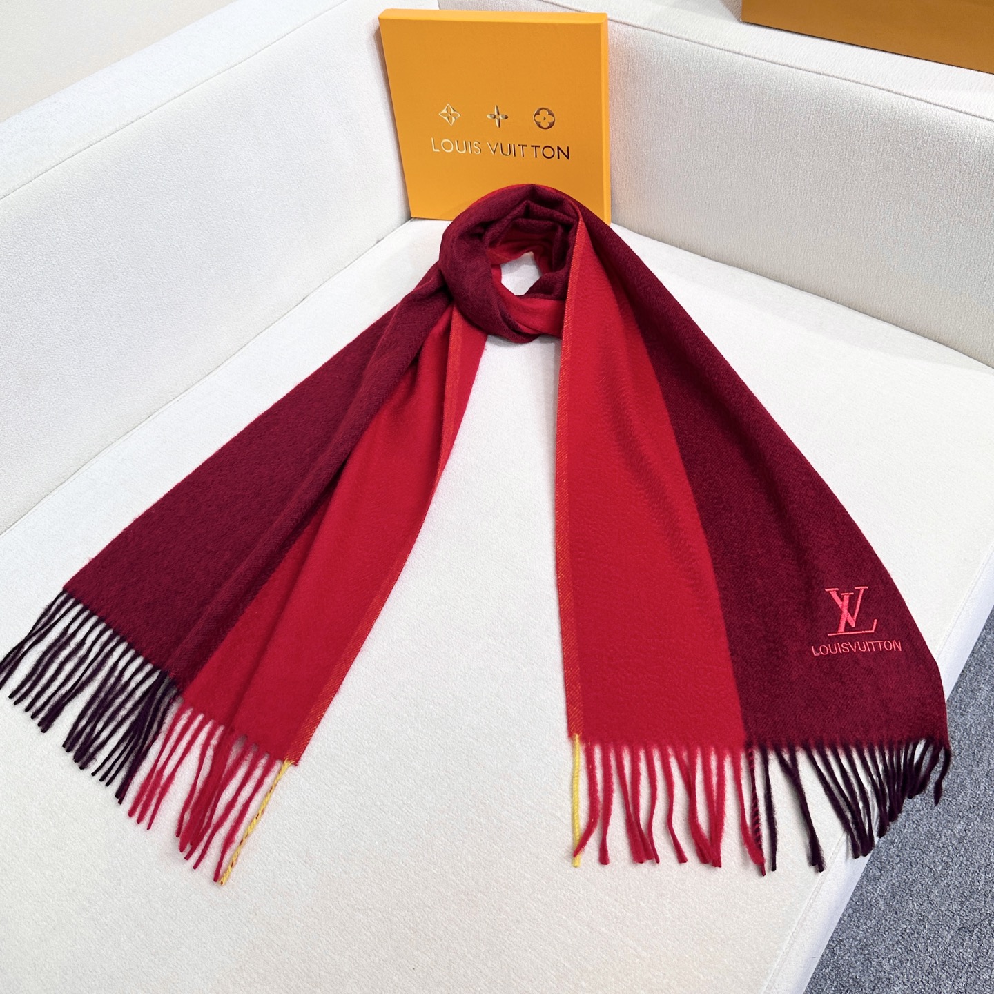 新款到❤️百分之百山羊绒！Lv难得的高端女款，非常正的男女士围巾~面料大爱，非常柔软细腻舒服‼大气简约，