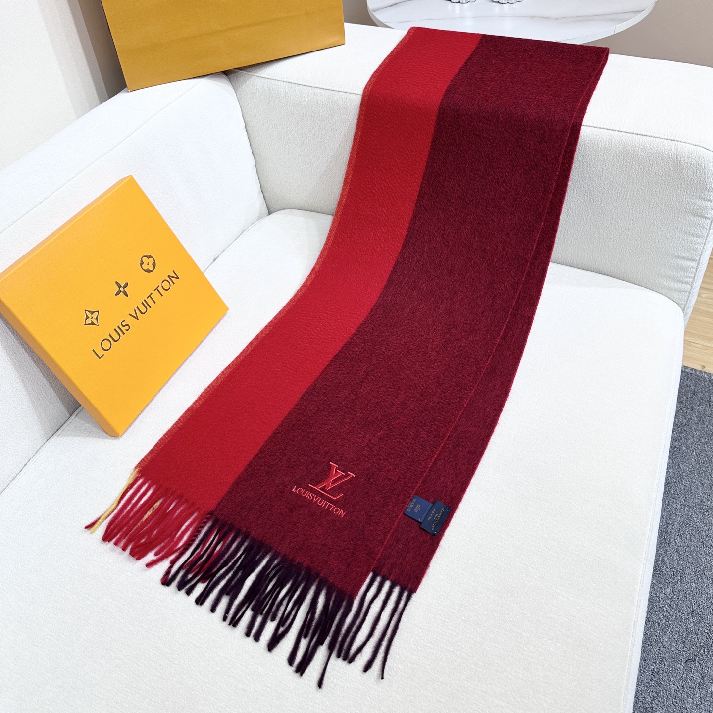 新款到❤️百分之百山羊绒！Lv难得的高端女款，非常正的男女士围巾~面料大爱，非常柔软细腻舒服‼大气简约，