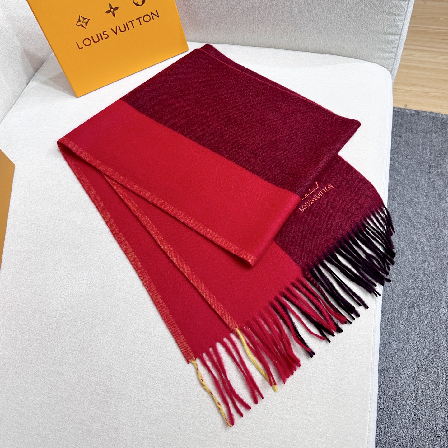 新款到❤️百分之百山羊绒！Lv难得的高端女款，非常正的男女士围巾~面料大爱，非常柔软细腻舒服‼大气简约，