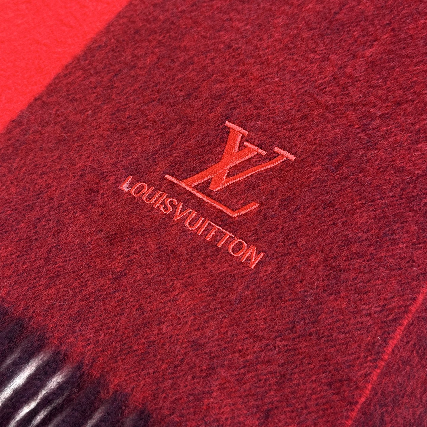 新款到❤️百分之百山羊绒！Lv难得的高端女款，非常正的男女士围巾~面料大爱，非常柔软细腻舒服‼大气简约，