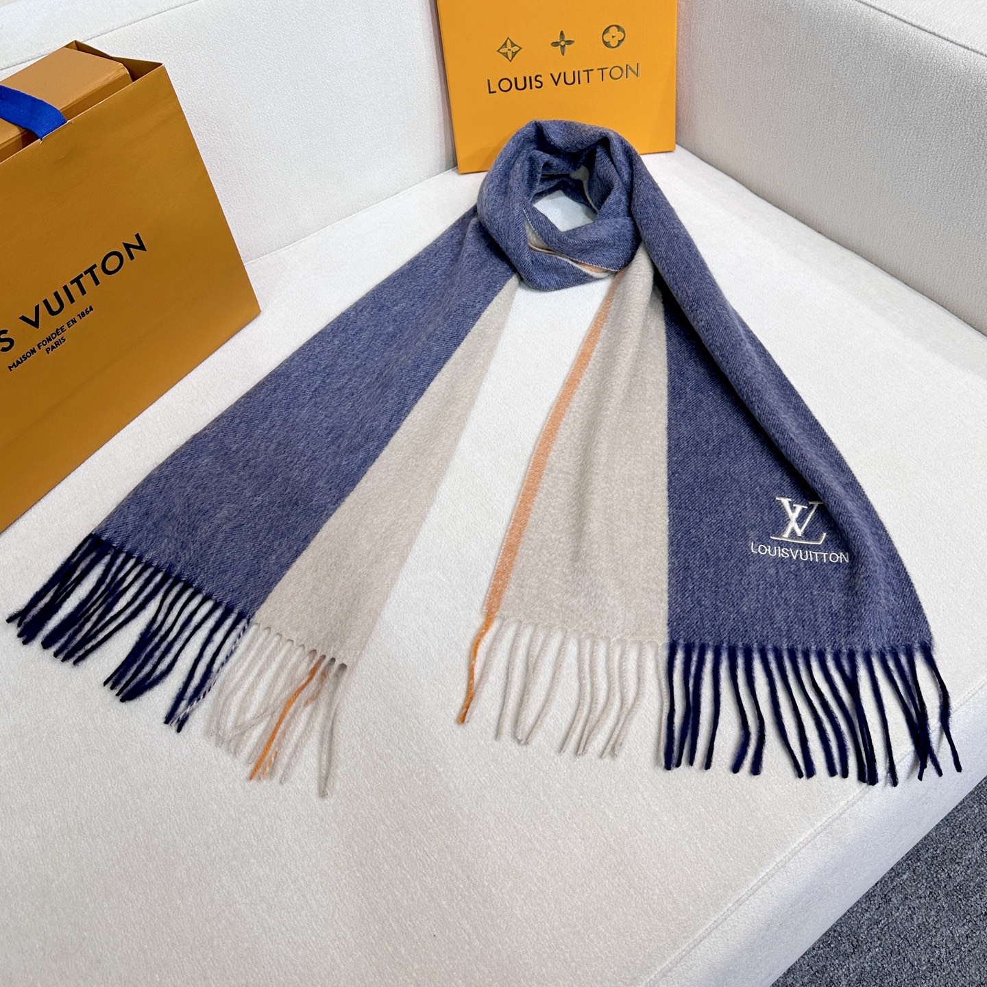 新款到❤️百分之百山羊绒！Lv难得的高端女款，非常正的男女士围巾~面料大爱，非常柔软细腻舒服‼大气简约，