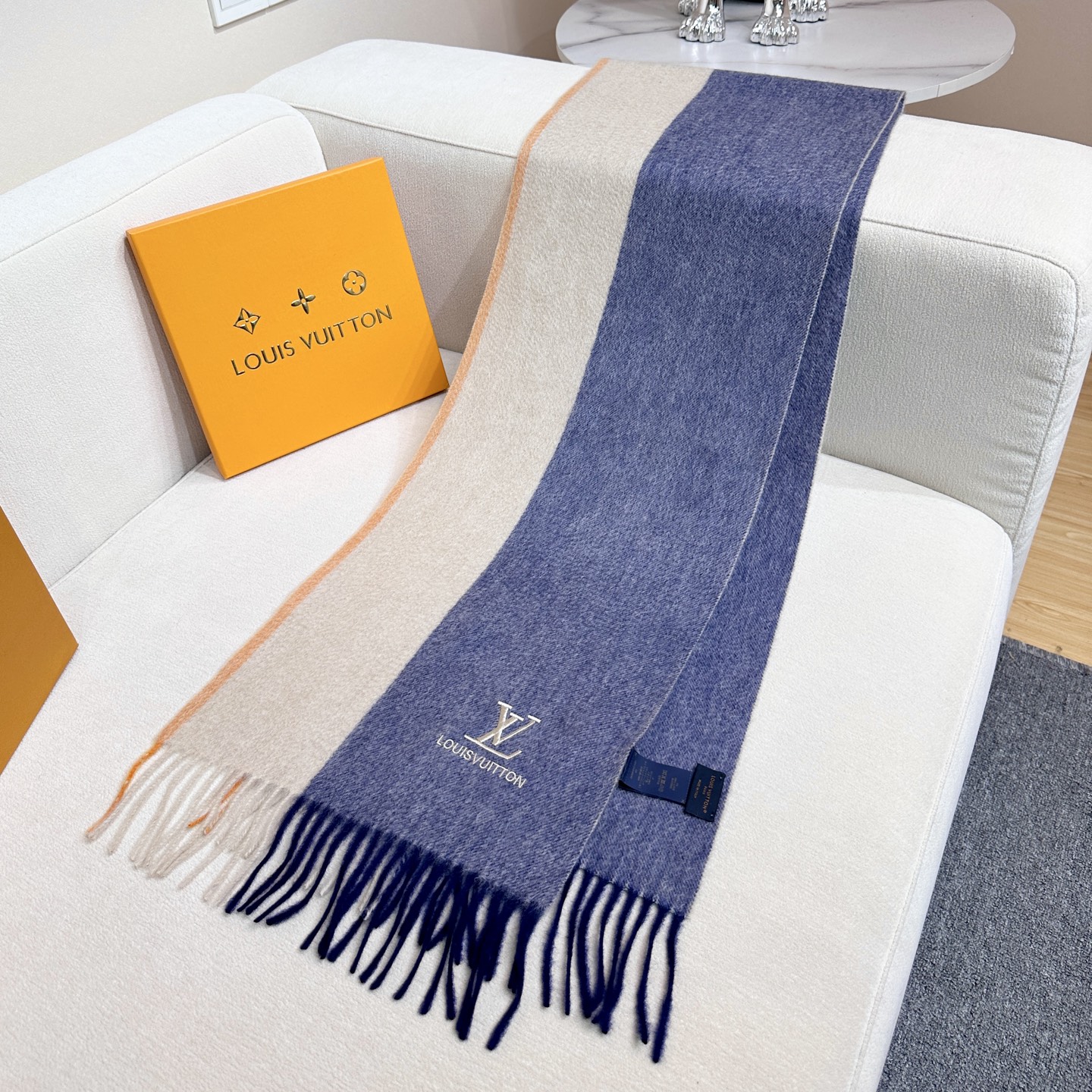 新款到❤️百分之百山羊绒！Lv难得的高端女款，非常正的男女士围巾~面料大爱，非常柔软细腻舒服‼大气简约，