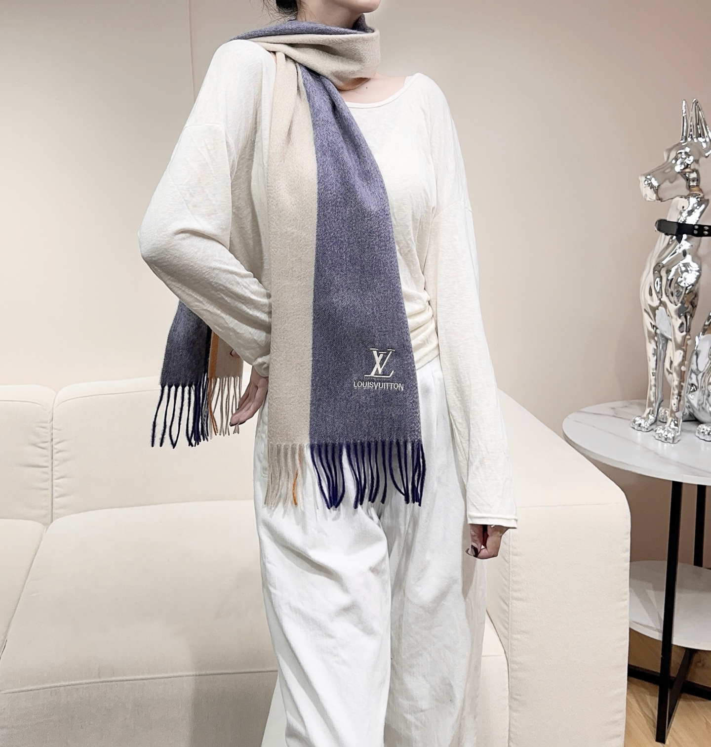 新款到❤️百分之百山羊绒！Lv难得的高端女款，非常正的男女士围巾~面料大爱，非常柔软细腻舒服‼大气简约，