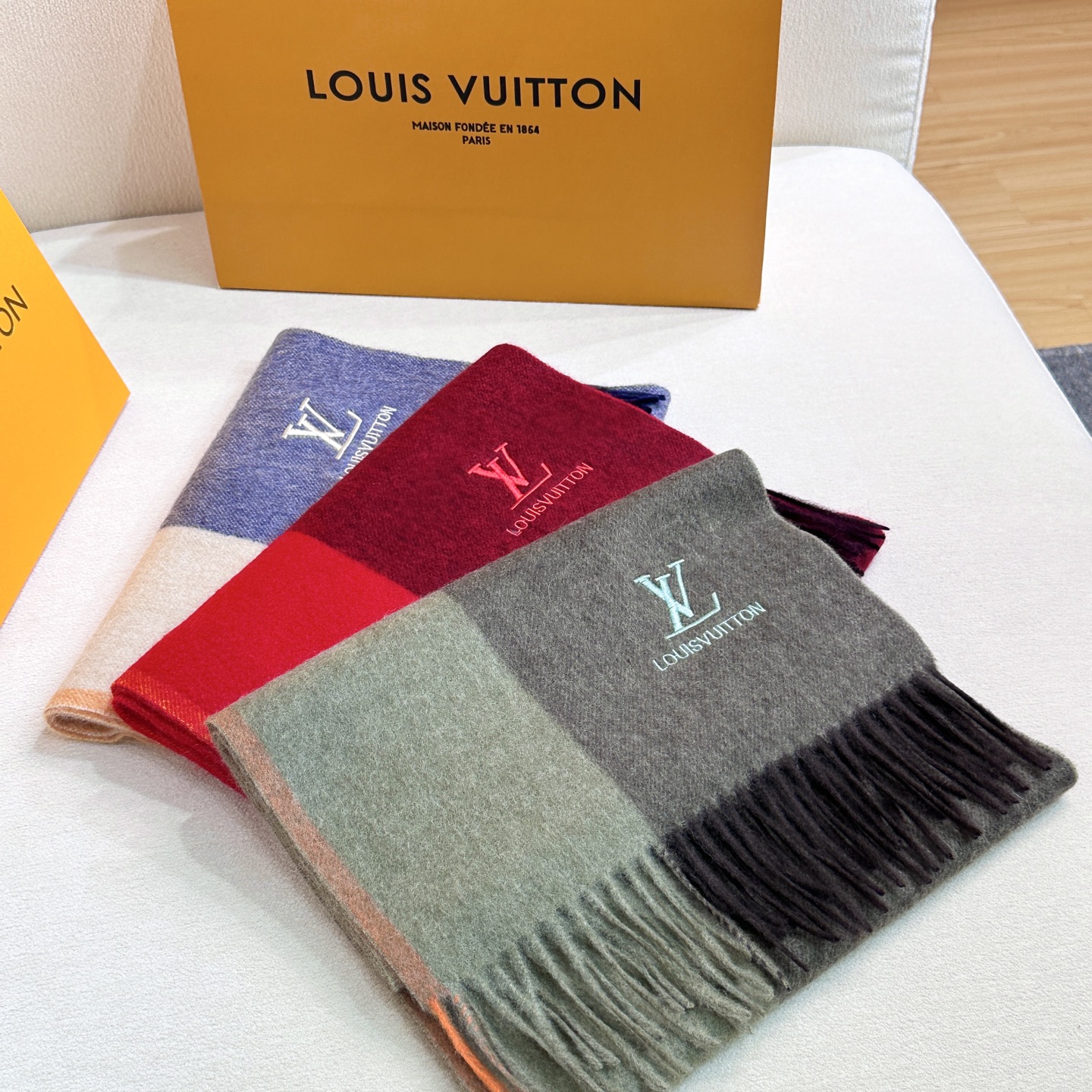 新款到❤️百分之百山羊绒！Lv难得的高端女款，非常正的男女士围巾~面料大爱，非常柔软细腻舒服‼大气简约，