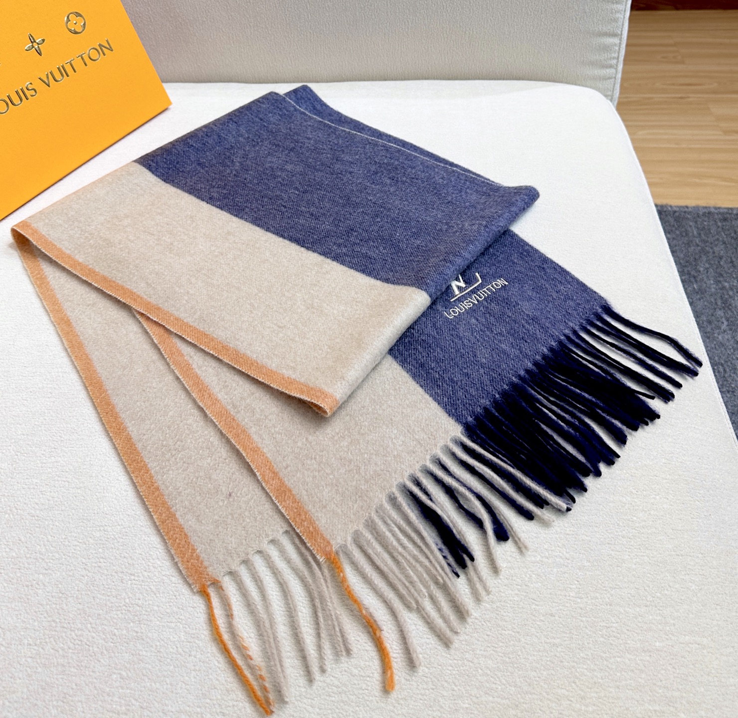 新款到❤️百分之百山羊绒！Lv难得的高端女款，非常正的男女士围巾~面料大爱，非常柔软细腻舒服‼大气简约，