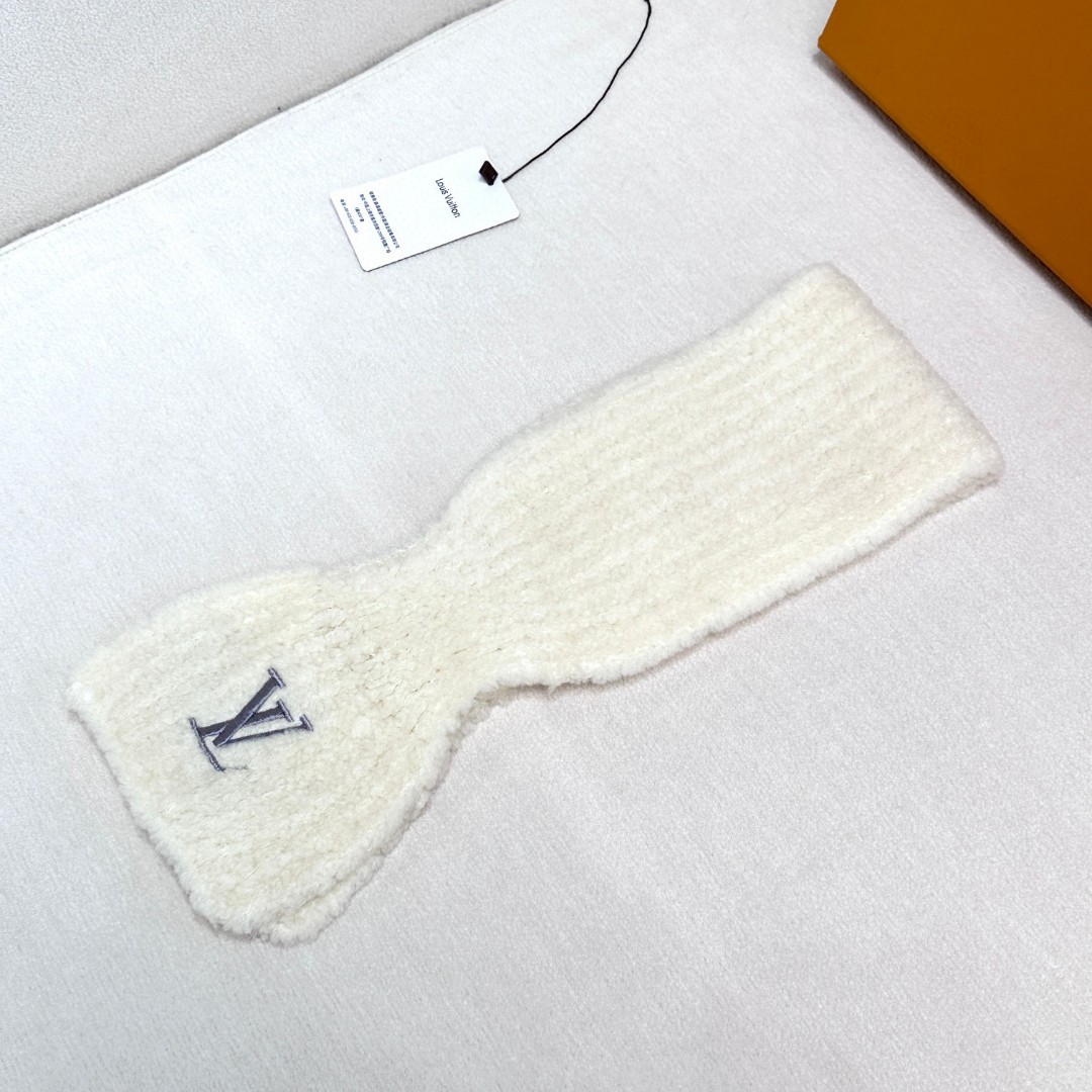 Only LV Mini Comfy 围巾以柔软绵羊毛混纺浓缩经典廓形，于凛凛寒冬围裹舒适暖意。LV字母