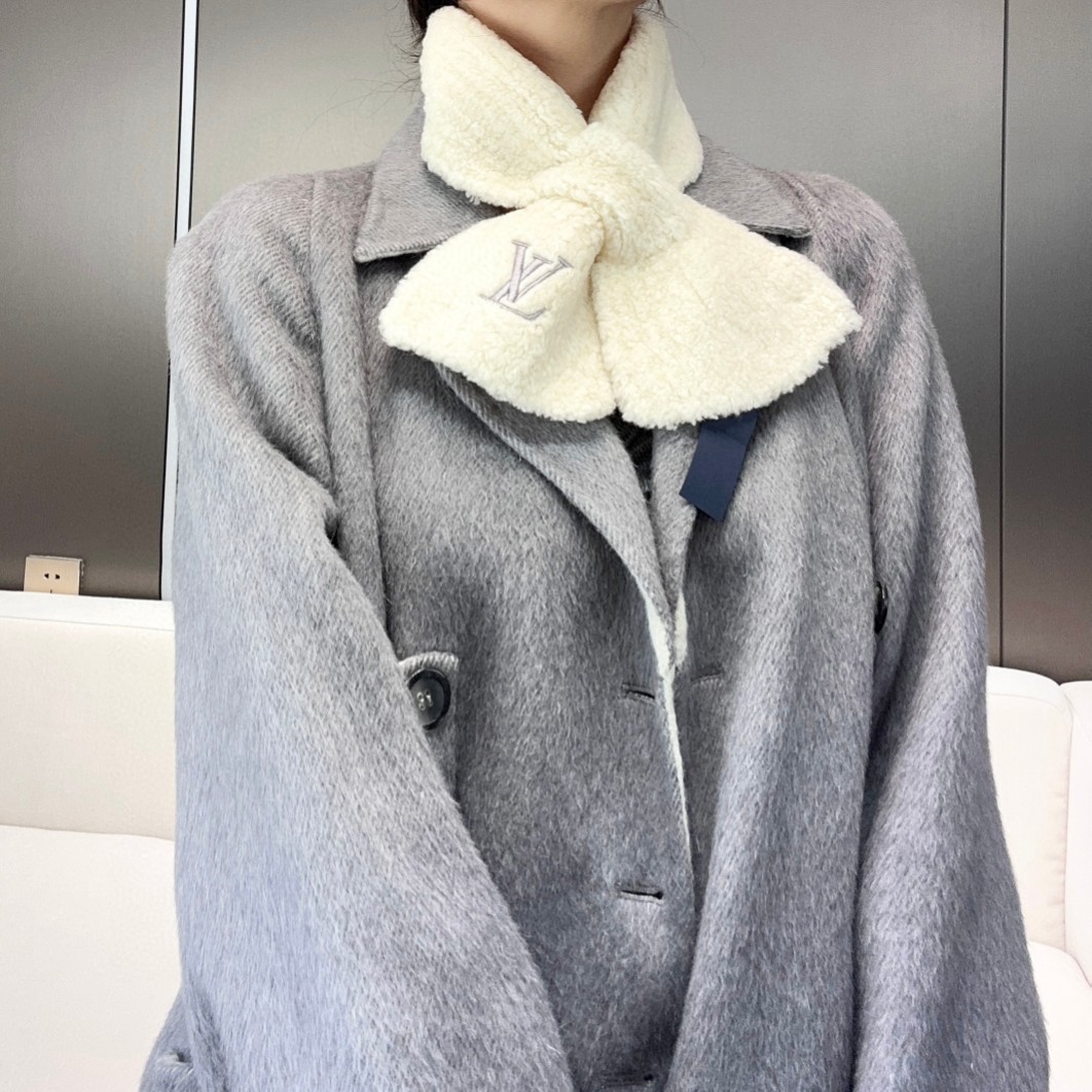 Only LV Mini Comfy 围巾以柔软绵羊毛混纺浓缩经典廓形，于凛凛寒冬围裹舒适暖意。LV字母