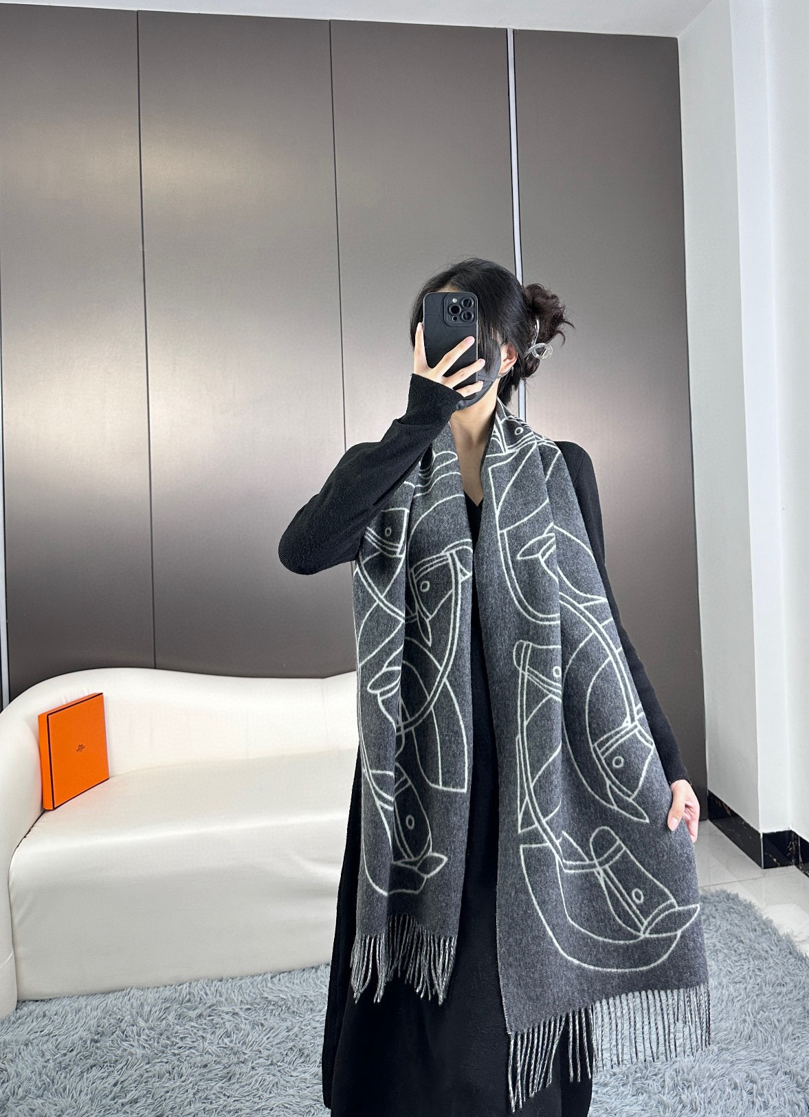 爱马仕新款 这款围巾采用细腻的撞色提花编织，呈现杰夫·麦克菲里奇（Geoff McFetridge）设计