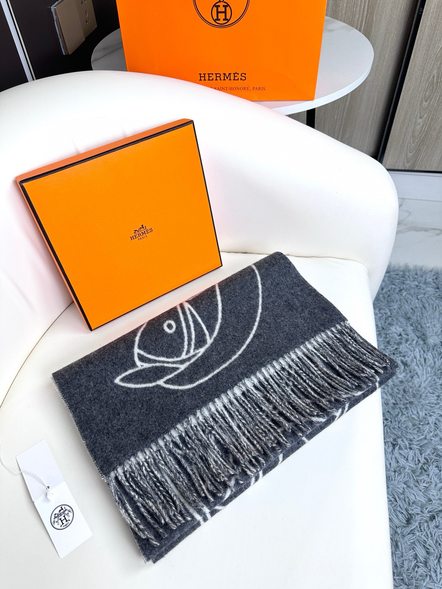 爱马仕新款 这款围巾采用细腻的撞色提花编织，呈现杰夫·麦克菲里奇（Geoff McFetridge）设计