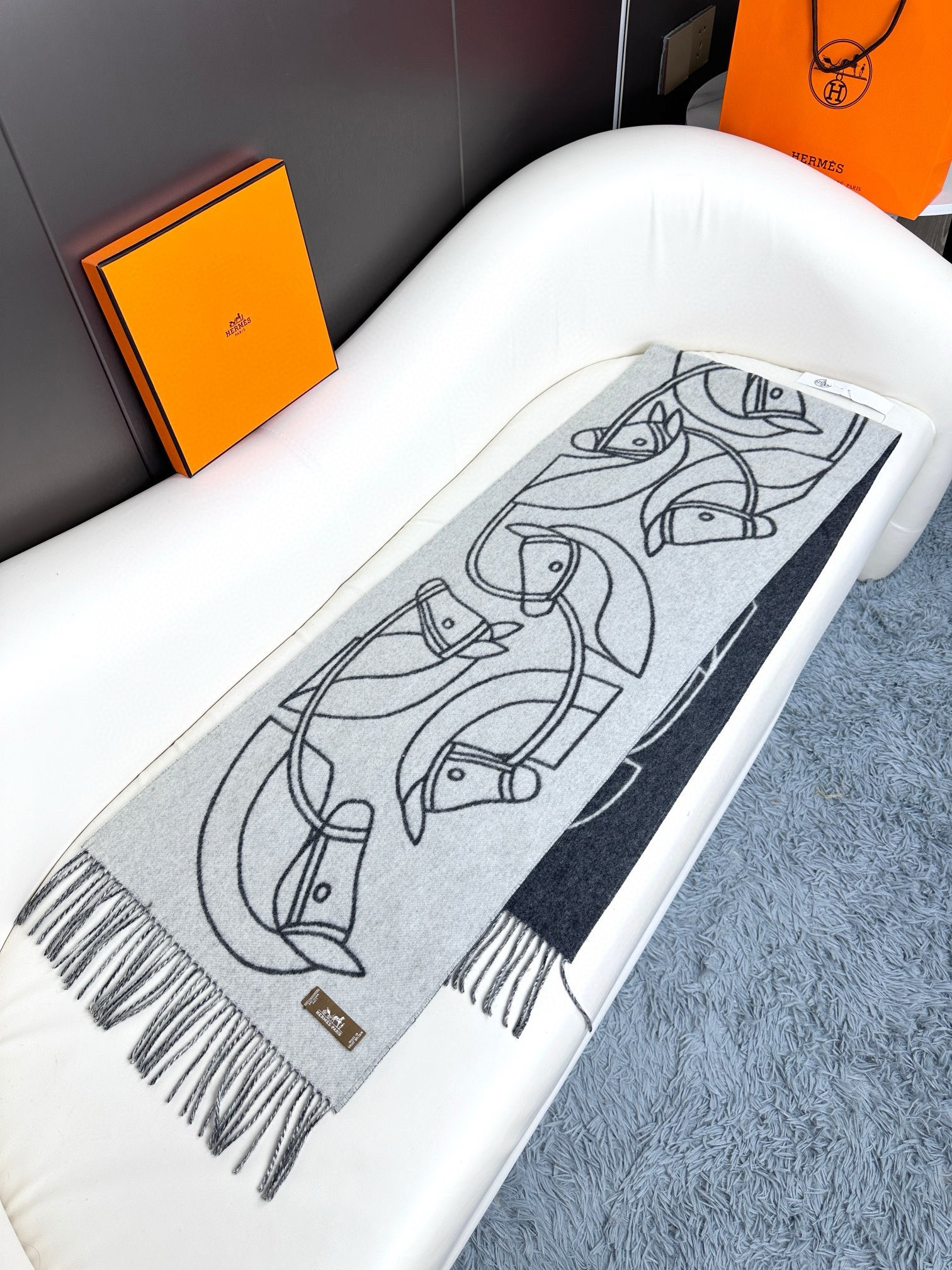 爱马仕新款 这款围巾采用细腻的撞色提花编织，呈现杰夫·麦克菲里奇（Geoff McFetridge）设计