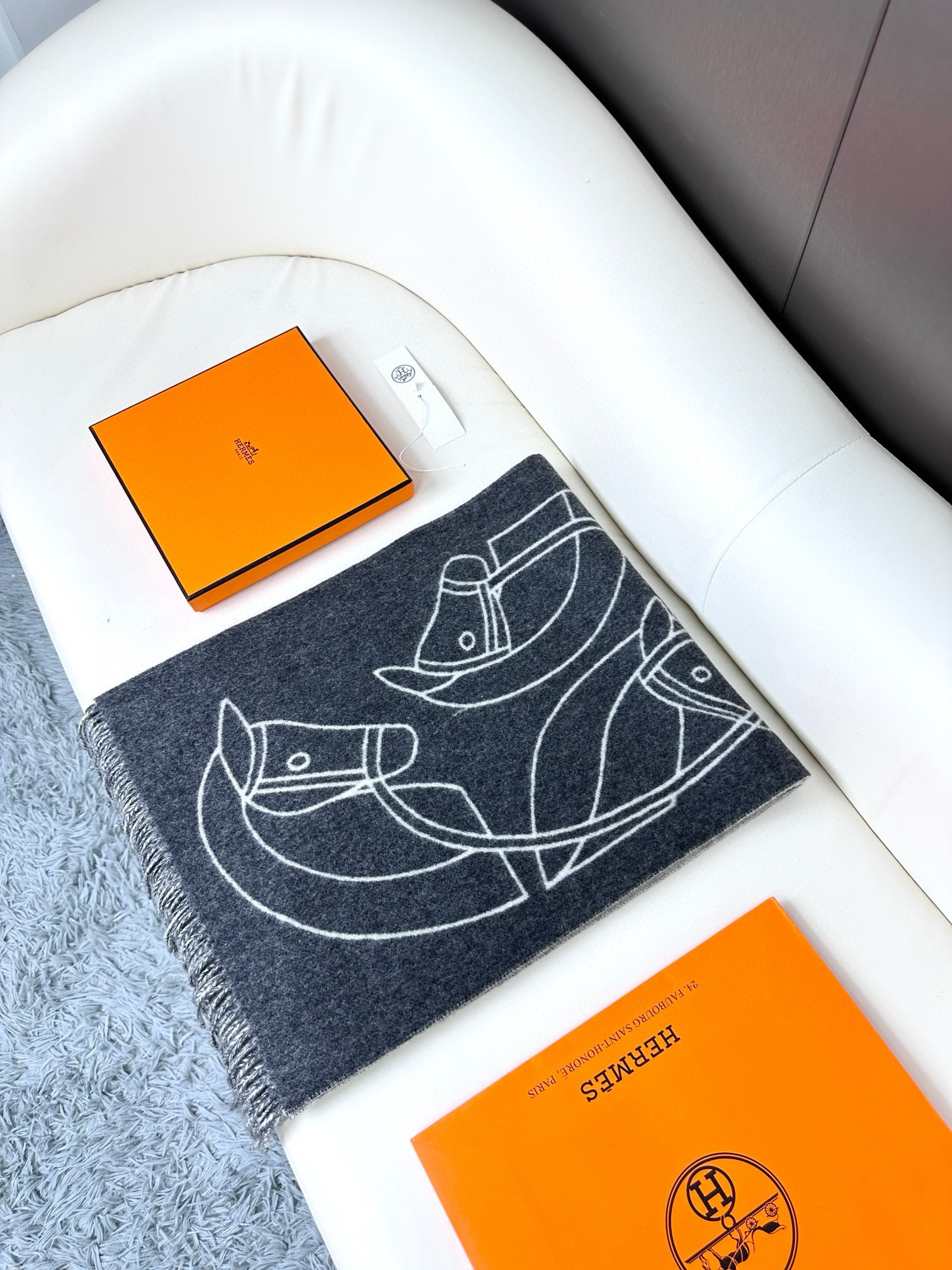 爱马仕新款 这款围巾采用细腻的撞色提花编织，呈现杰夫·麦克菲里奇（Geoff McFetridge）设计